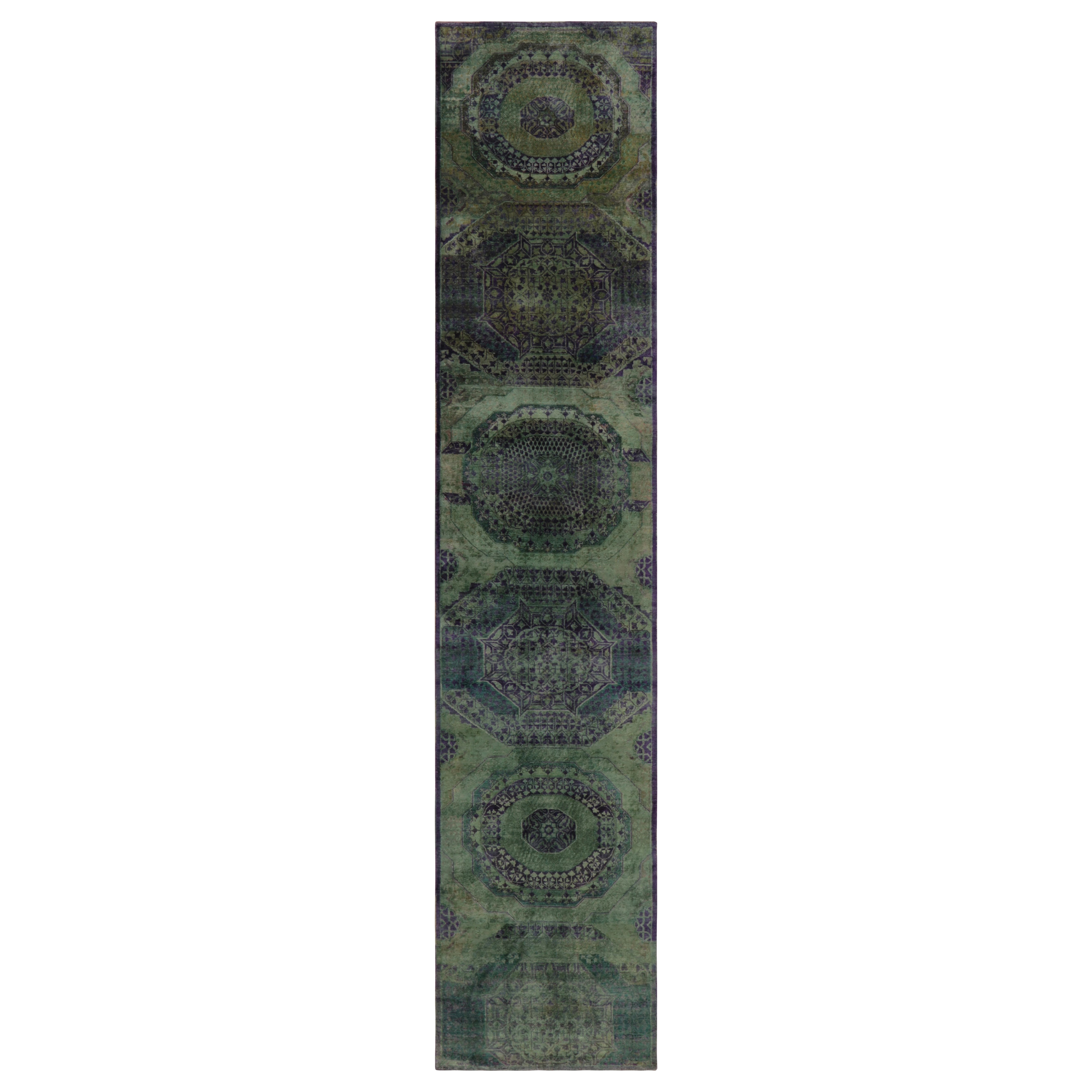 Rug 
Kilim: tappeto runner ispirato a Mamluke con medaglioni foresta profonda e indaco in vendita