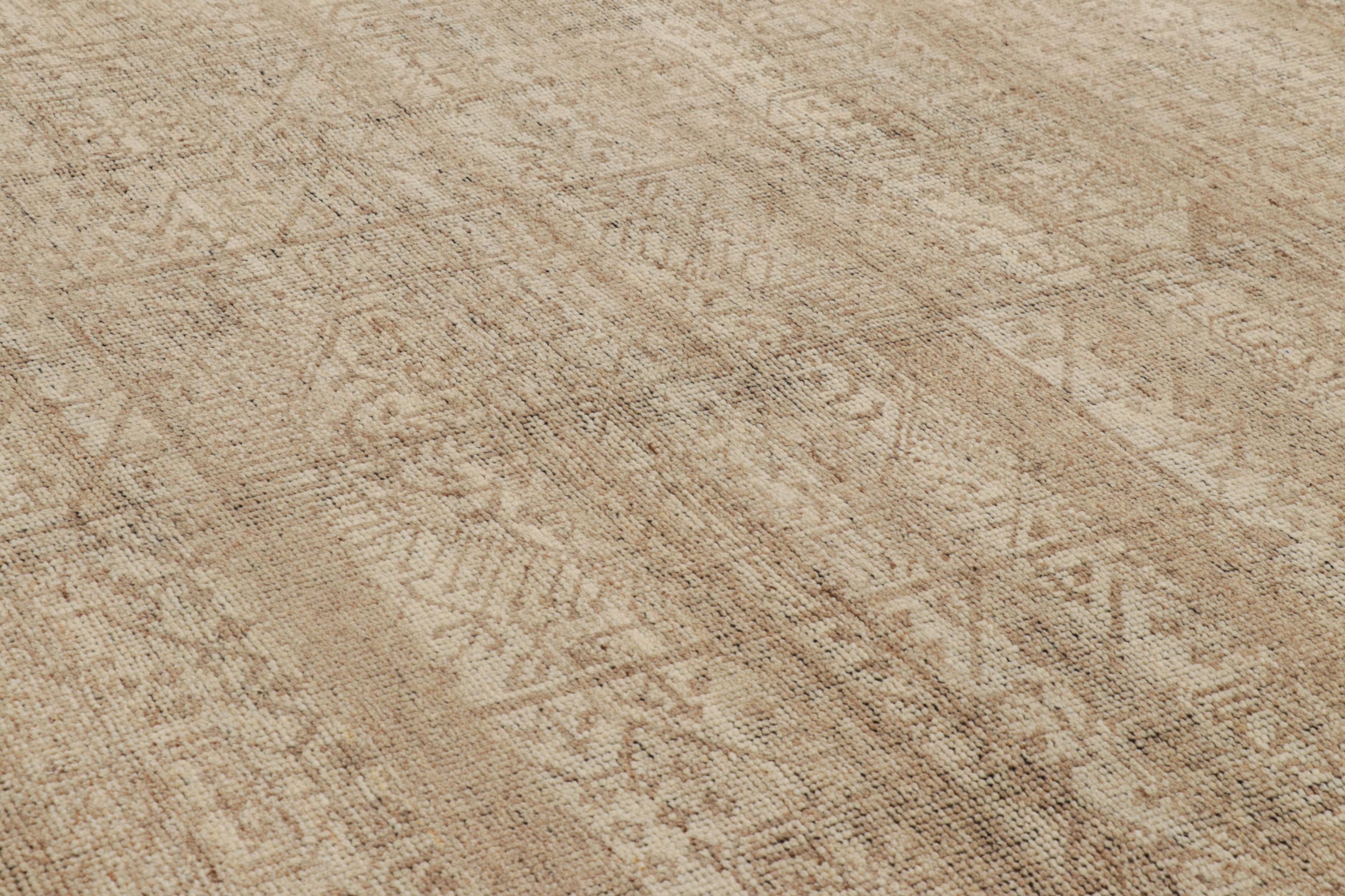 Dieser 8x10 große Modern Classics-Teppich, der von Mamluken inspiriert ist, zeigt geometrische und florale Muster im Allover- und Medaillon-Stil, die von beige-braunen Tönen unterstrichen werden.  

Über das Design: 

Eine grundlegende Idee, die