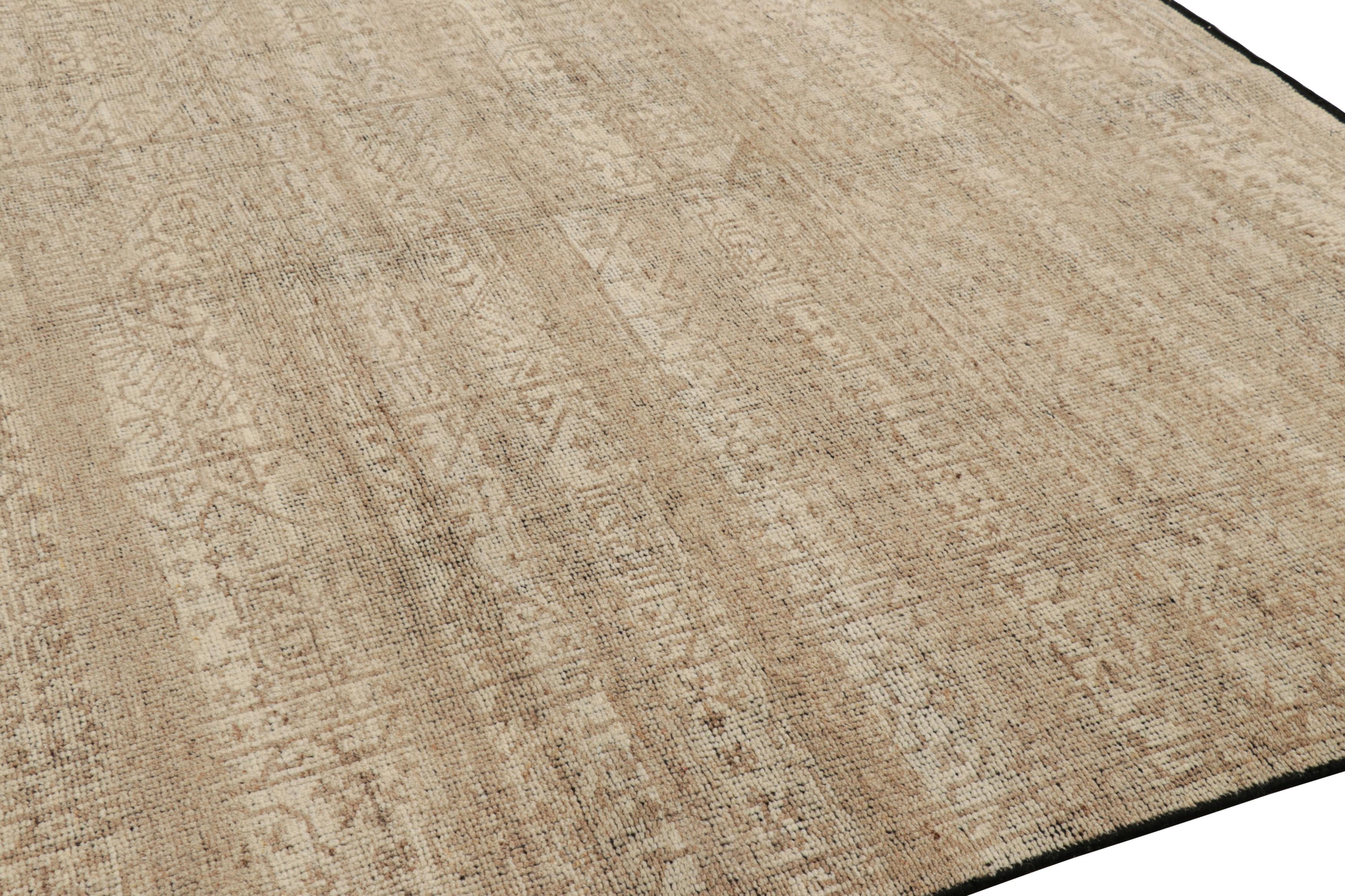 Rug & Kilim's Mamluke Style Teppich mit geometrischen Blumenmustern in Beige-Braun (Moderne) im Angebot