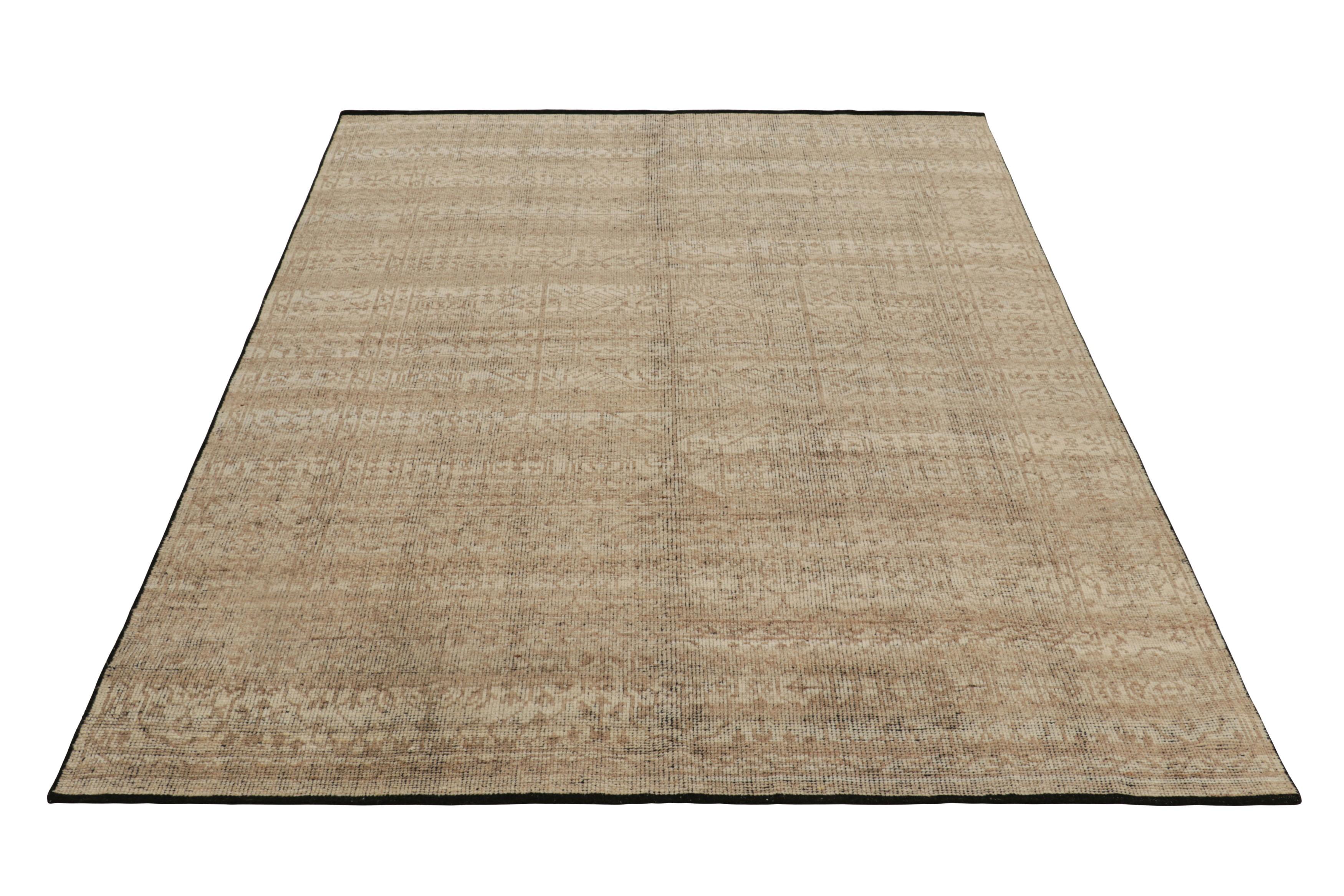 Rug & Kilim's Mamluke Style Teppich mit geometrischen Blumenmustern in Beige-Braun (Indisch) im Angebot