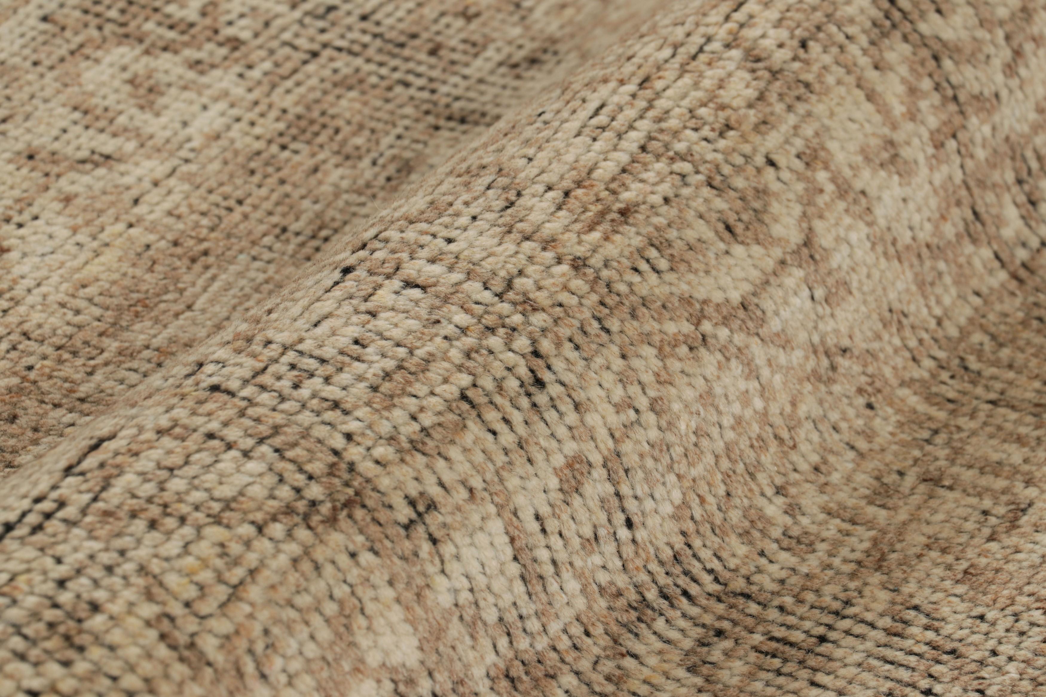 Annodato a mano Rug & Kilim è un tappeto in stile Mamluke con motivi floreali geometrici in beige-marrone in vendita
