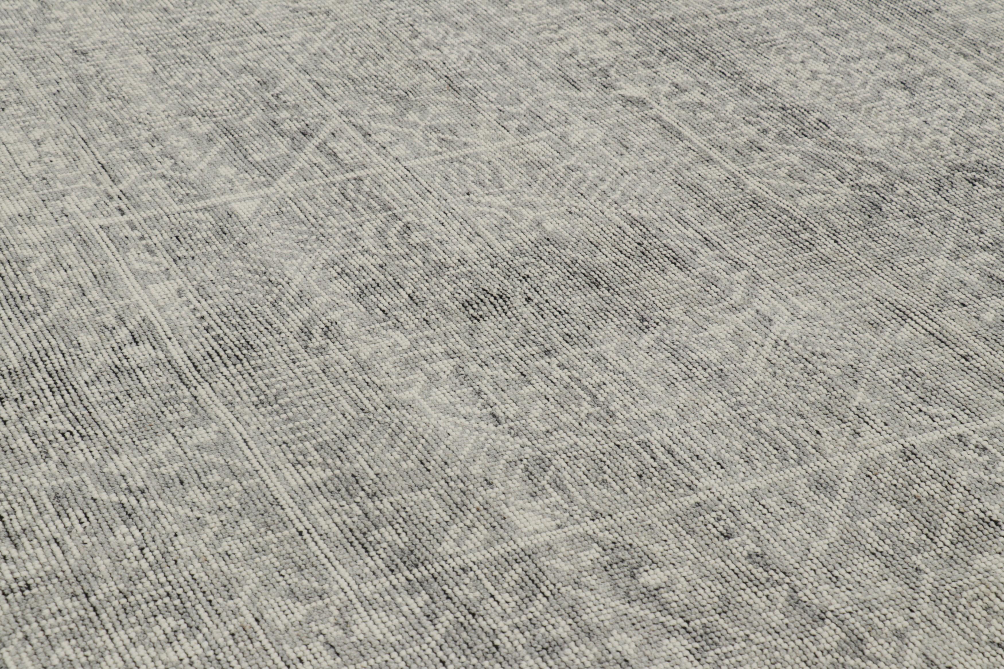 Questo tappeto Modern Classics 8x10, ispirato ai disegni dei tappeti Mamluke, presenta motivi geometrici e floreali in un gioco di all over e medaglioni, sottolineati da toni grigi e bianchi su un ordito nero.  

Sul design: 

Un'idea fondamentale