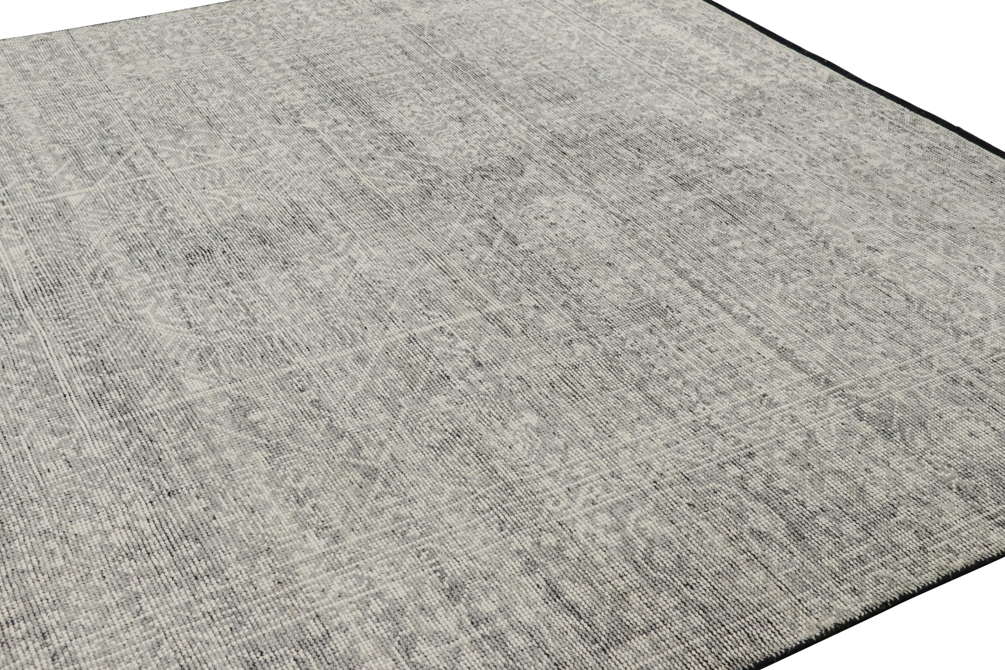 Rug & Kilim's Mamluke Style Teppich mit geometrischen Blumenmustern in Grau und Weiß (Moderne) im Angebot