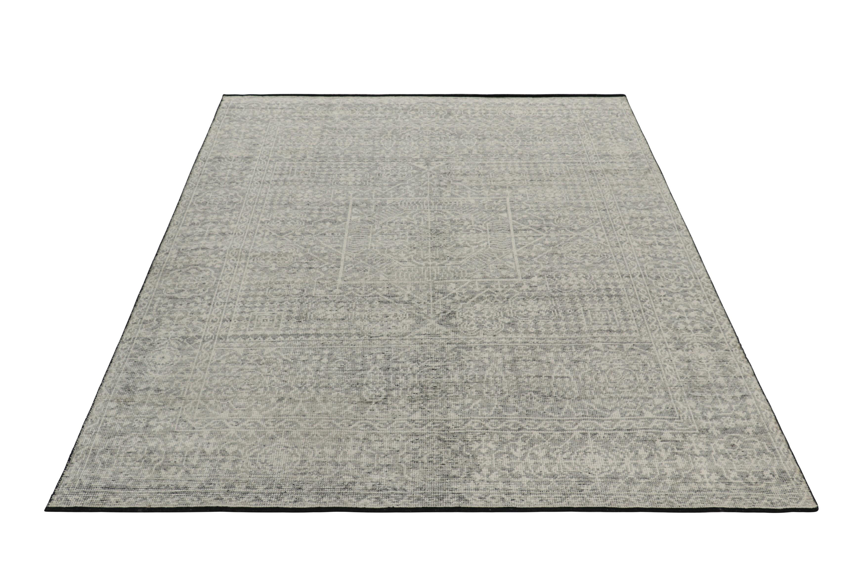 Indiano Rug & Kilim: tappeto in stile Mamluke con motivi floreali geometrici in grigio e bianco in vendita