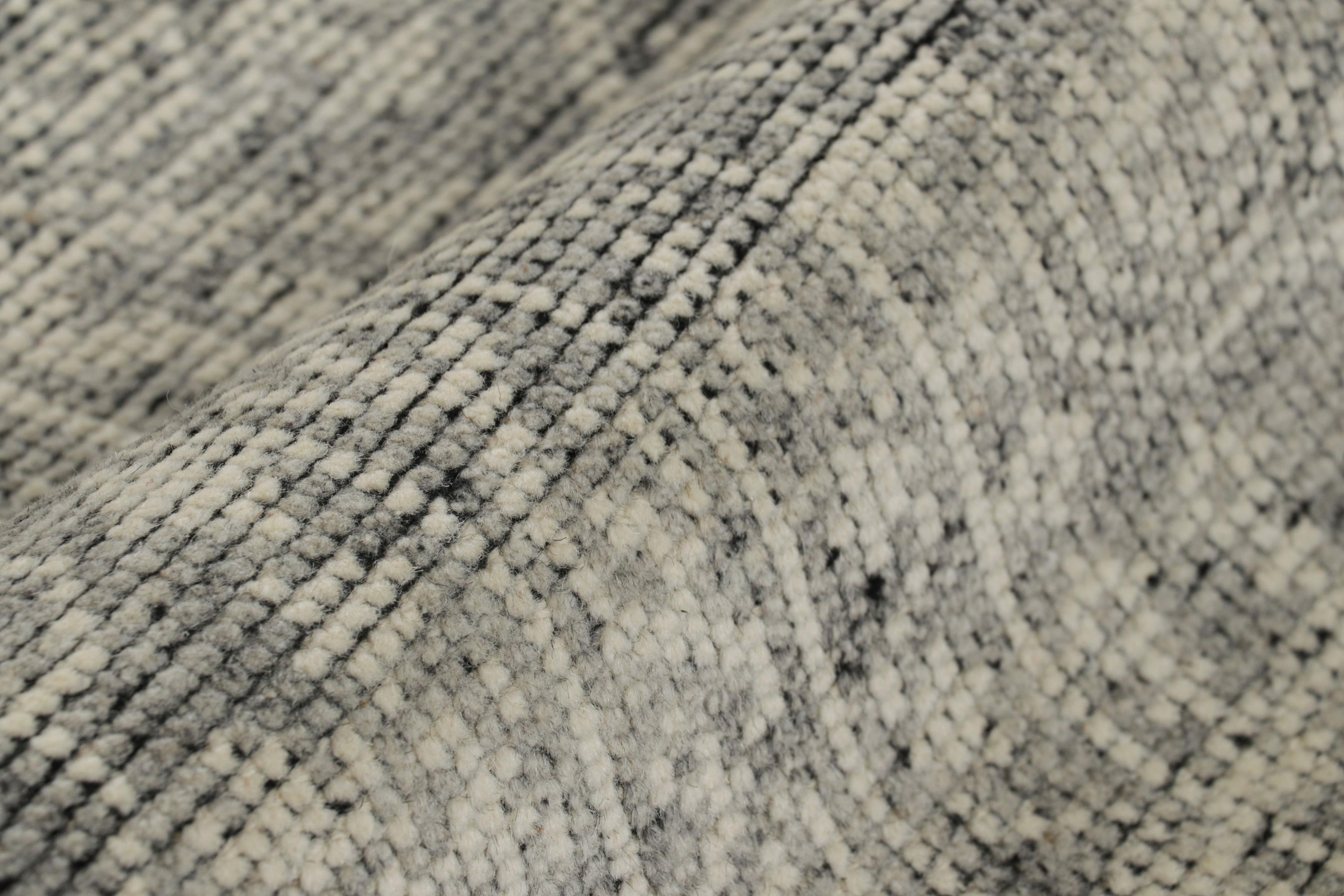 Rug & Kilim: tappeto in stile Mamluke con motivi floreali geometrici in grigio e bianco In condizioni Nuovo in vendita a Long Island City, NY