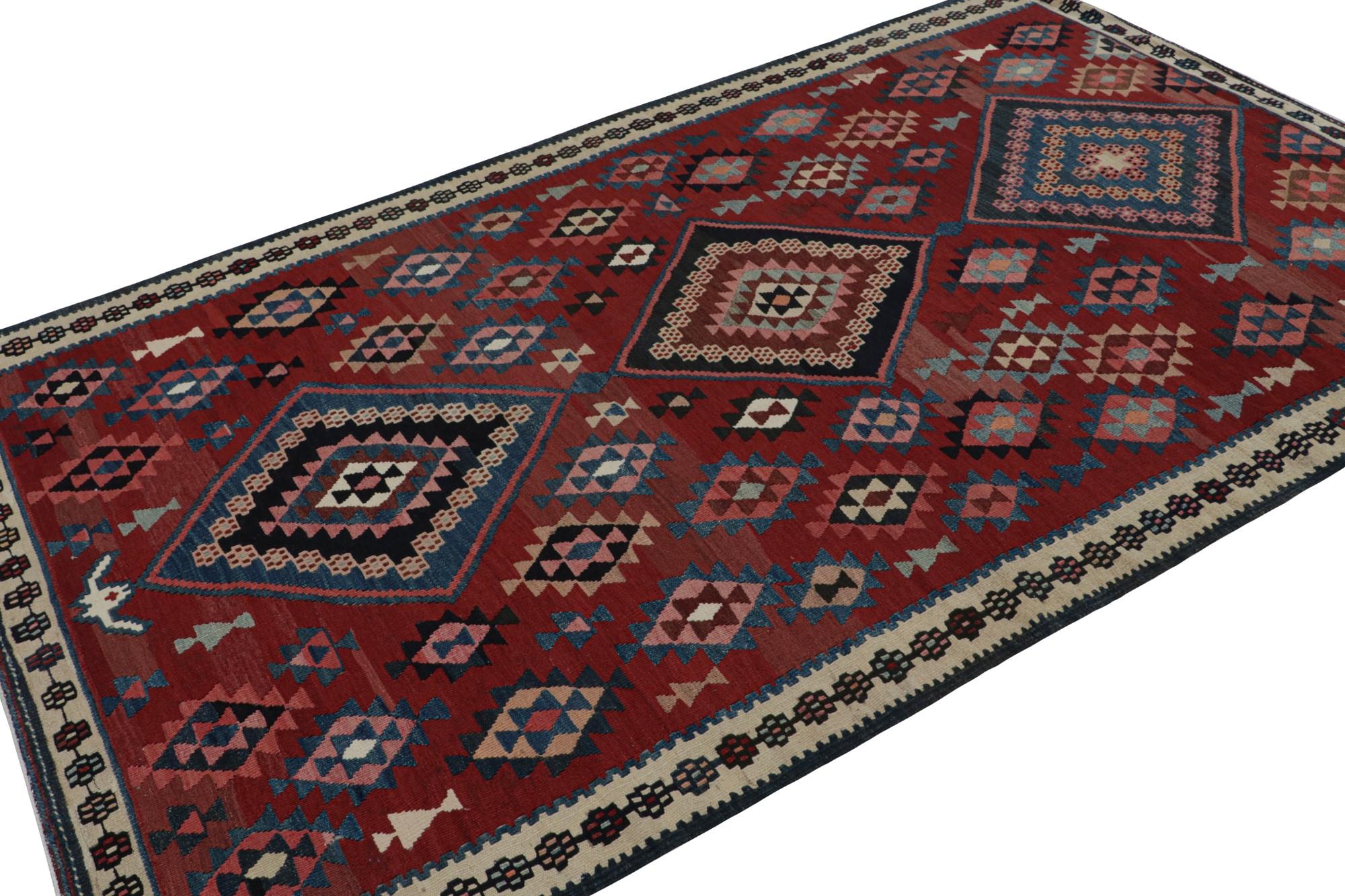 Dieser 5×8 große Baluch-Kilim aus handgewebter Wolle repräsentiert eine neue Linie von Stammesteppichen in der Modern Classics Collection'S von Rug & Kilim. Jedes Stück repräsentiert die Arbeit von Weberinnen in Afghanistan, die die reiche Tradition