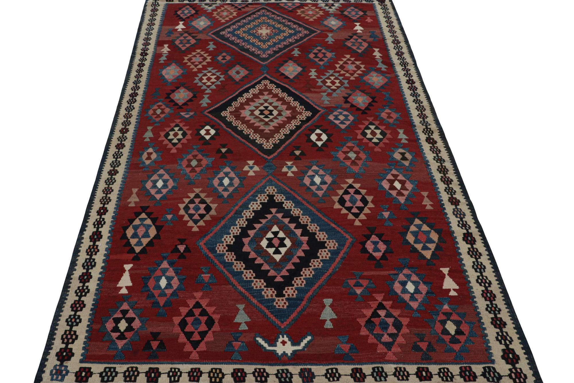 Rug & Kilim's Mashwani Afghan Baluch Kilim in Rot & Blau Geometrische Muster (Afghanisch) im Angebot