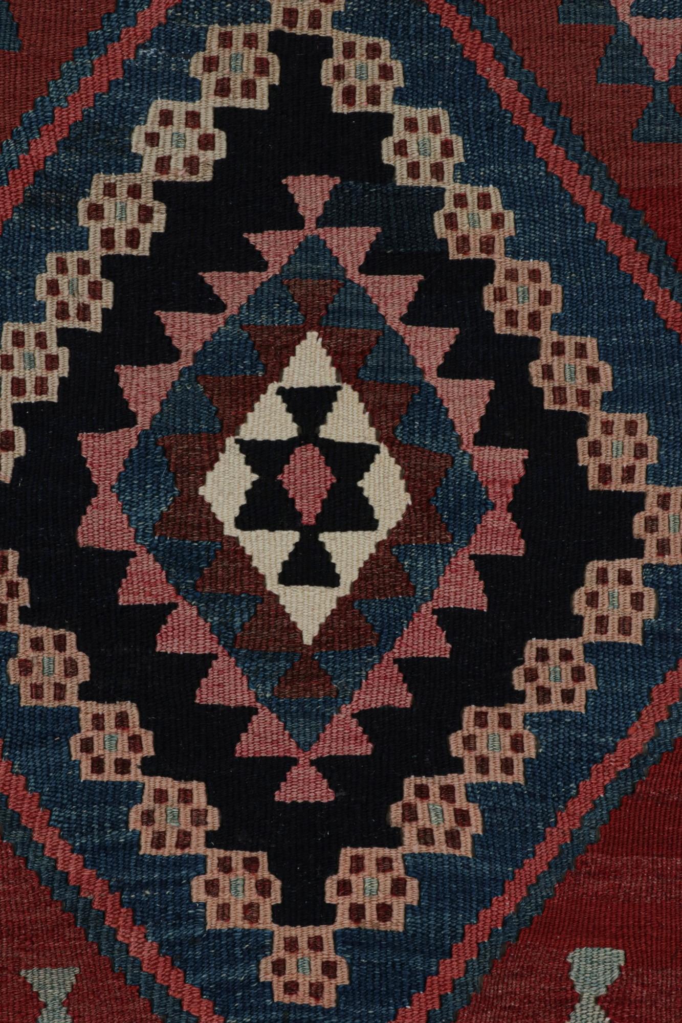 Rug & Kilim's Mashwani Afghan Baluch Kilim in Rot & Blau Geometrische Muster (21. Jahrhundert und zeitgenössisch) im Angebot