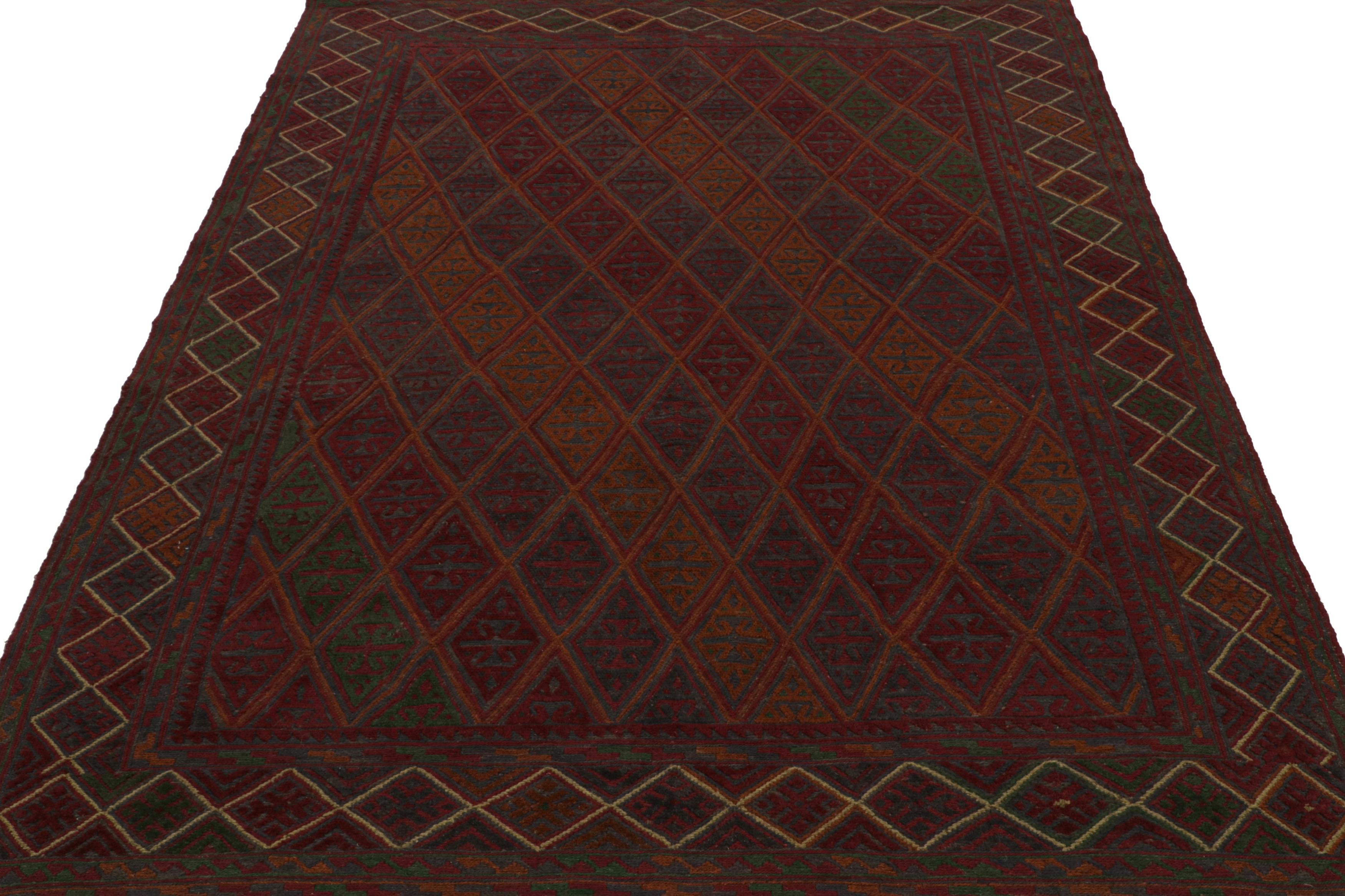 Rug & Kilim's Mashwani Afghan Baluch Teppich in Burgund mit geometrischen Mustern (Stammeskunst) im Angebot