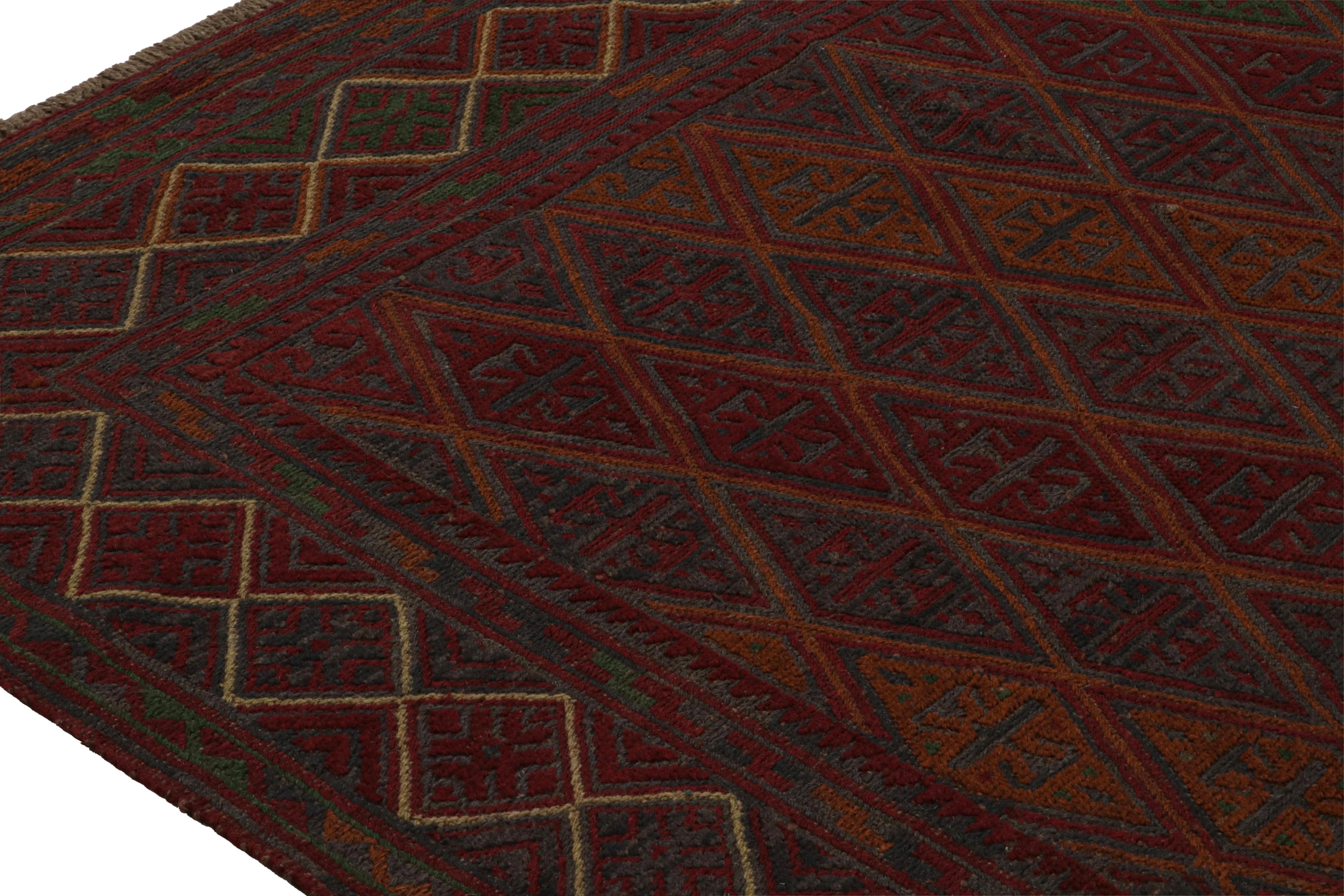 Rug & Kilim's Mashwani Afghan Baluch Teppich in Burgund mit geometrischen Mustern (Handgeknüpft) im Angebot