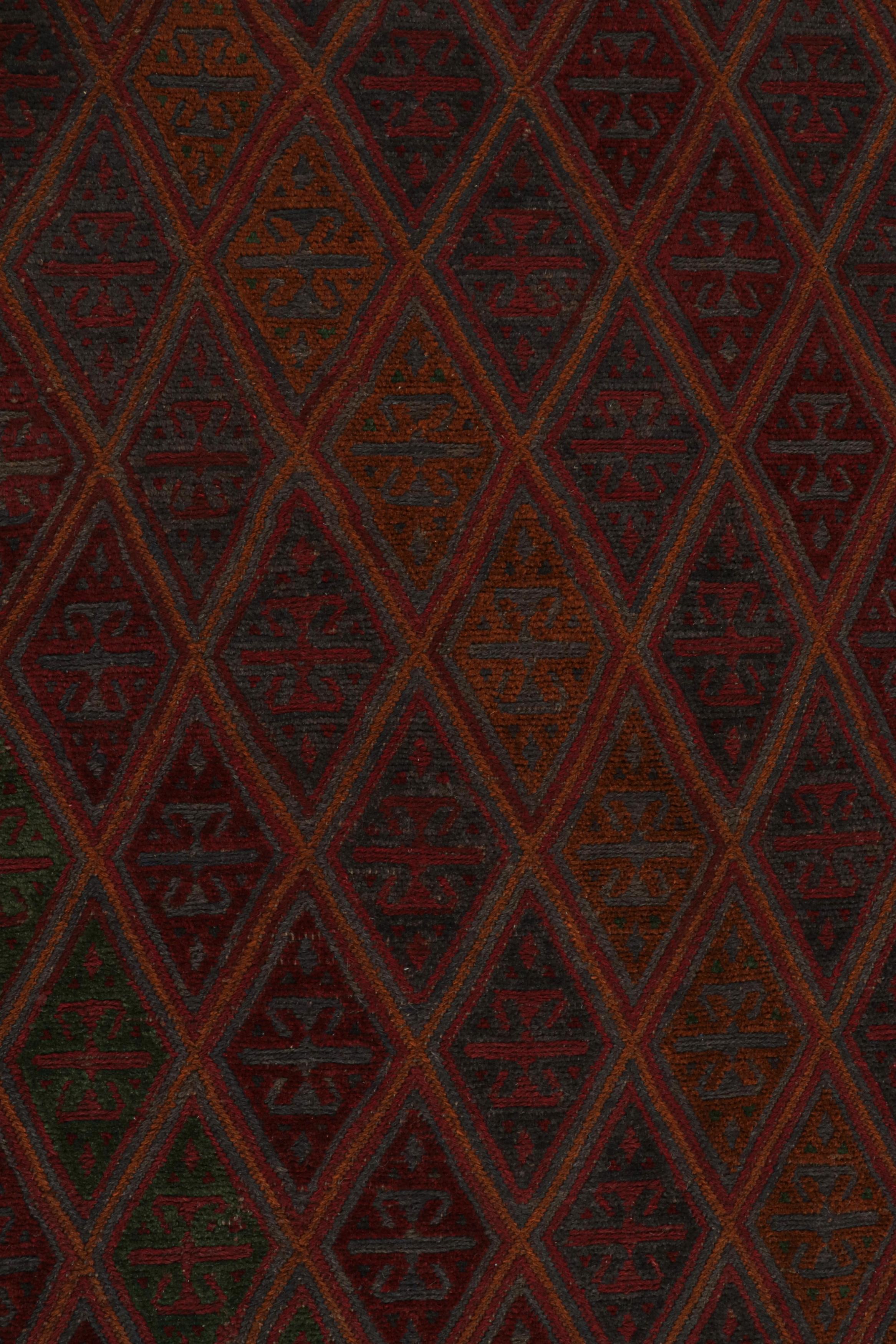 Rug & Kilim's Mashwani Afghan Baluch Teppich in Burgund mit geometrischen Mustern im Zustand „Neu“ im Angebot in Long Island City, NY