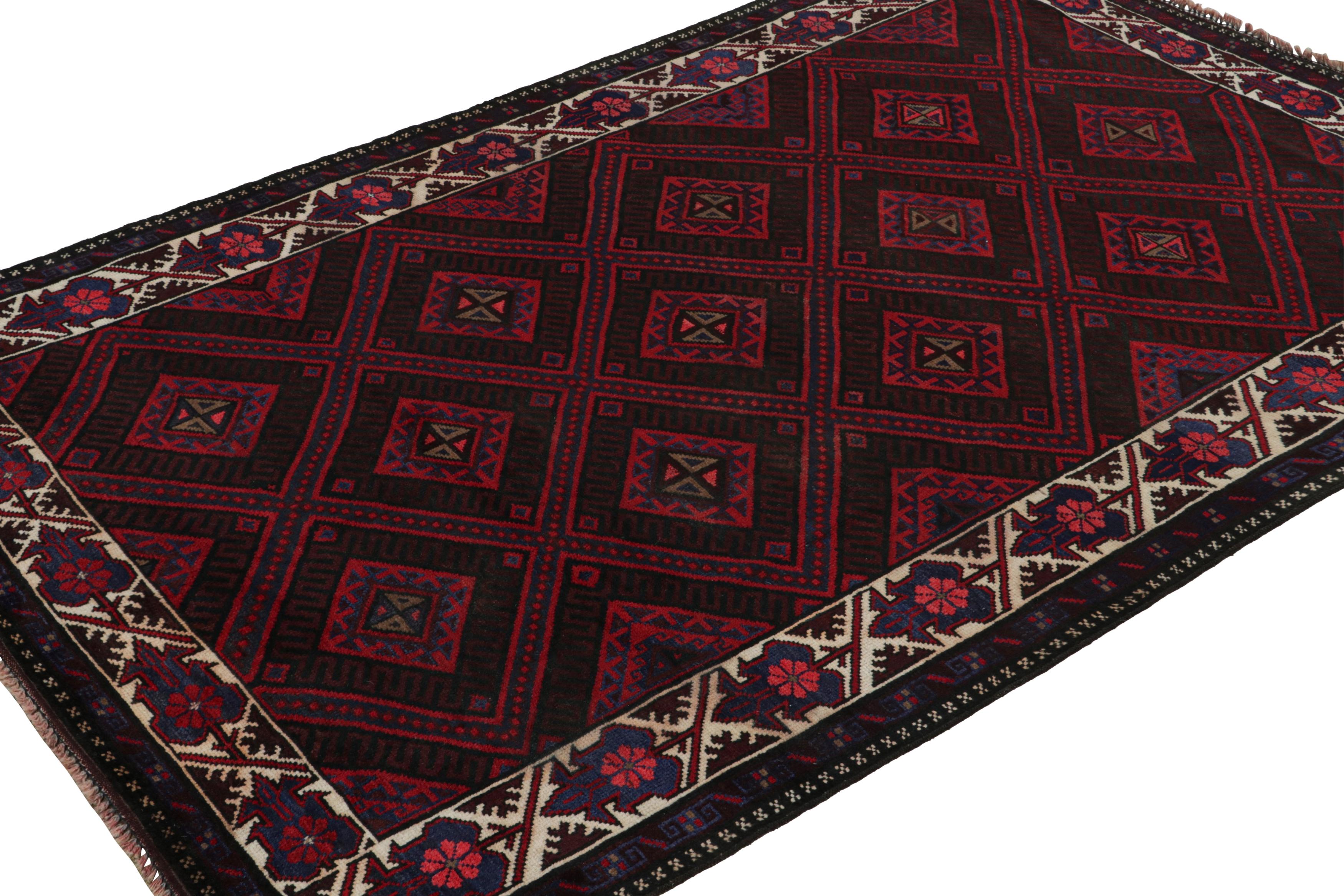 Noué à la main en laine, ce tapis Baluch 5x8 représente une nouvelle ligne de tapis tribaux dans la Collection Modern Classics de Rug & Kilim. Chaque pièce  représente le travail des femmes tisseuses en Afghanistan, préservant la riche tradition de