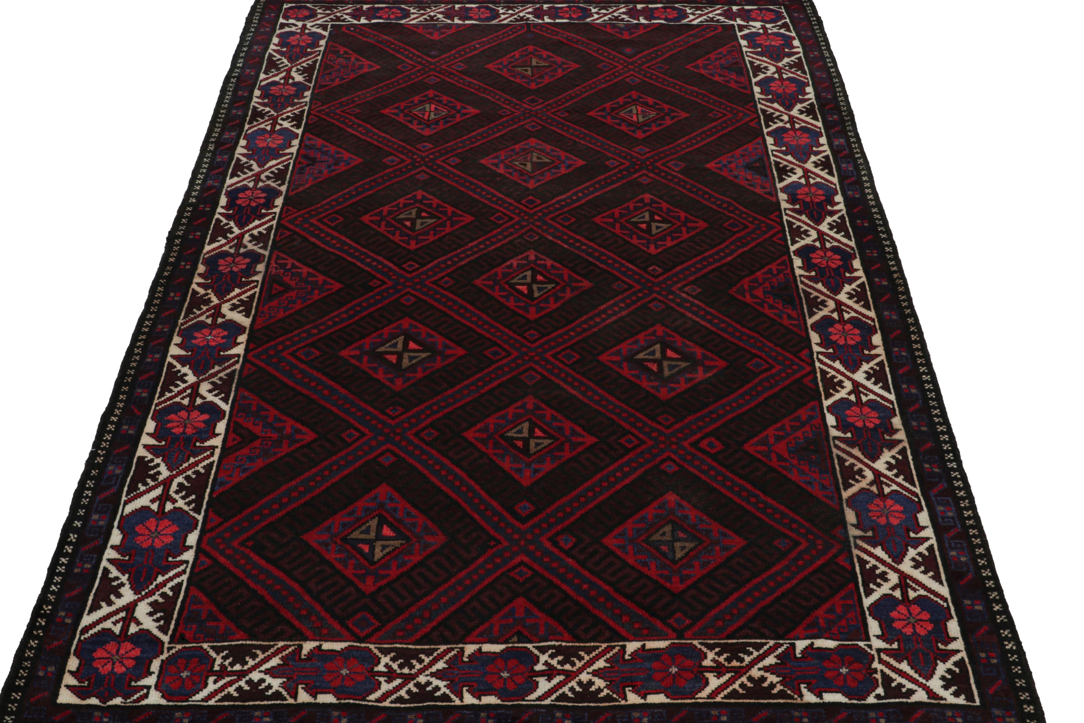 Tribal Rug & Kilim's Mashwani Afghan Baluch Rug in Red and Blue Geometric Patterns (tapis afghan Mashwani Baluch à motifs géométriques rouges et bleus) en vente