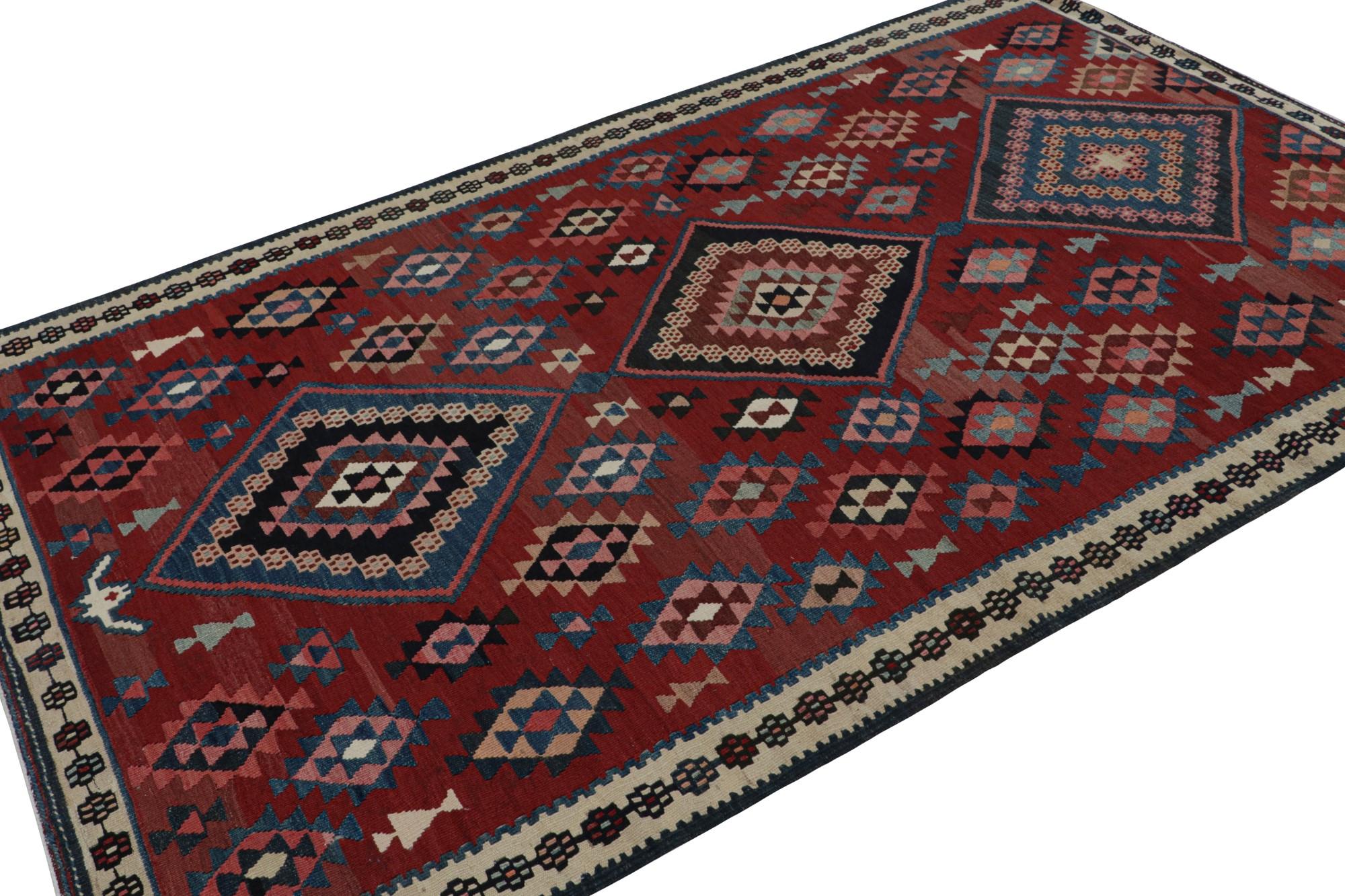 Noué à la main en laine, ce tapis Baluch 5x8 représente une nouvelle ligne de tapis tribaux dans la Collection Modern Classics de Rug & Kilim. Chaque pièce  représente le travail des femmes tisseuses en Afghanistan, préservant la riche tradition de