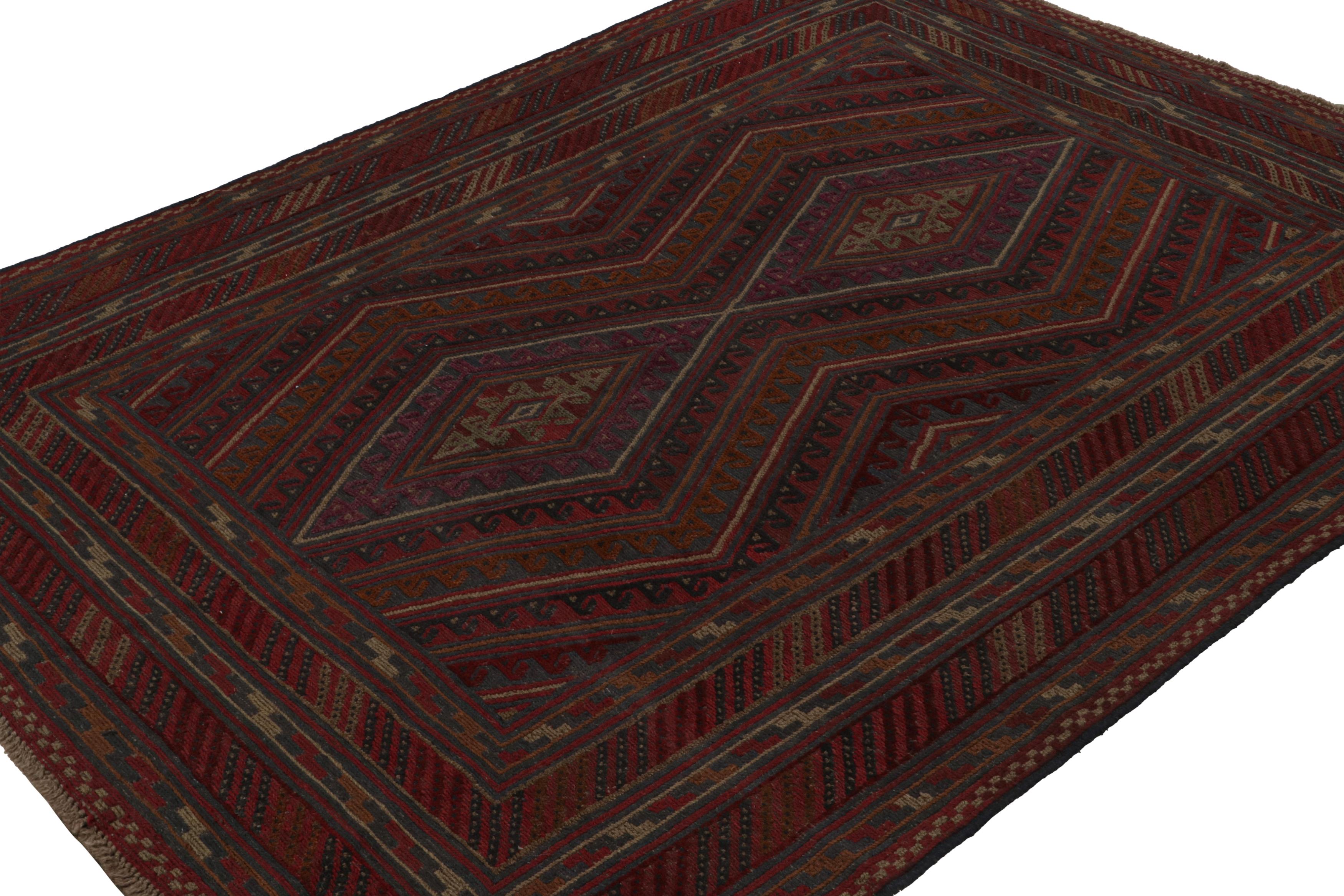 Noué à la main en laine, ce tapis Baluch 7x9 représente une nouvelle ligne de tapis tribaux dans la Collection Modern Classics de Rug & Kilim. Chaque pièce  représente le travail des femmes tisseuses en Afghanistan, préservant la riche tradition de