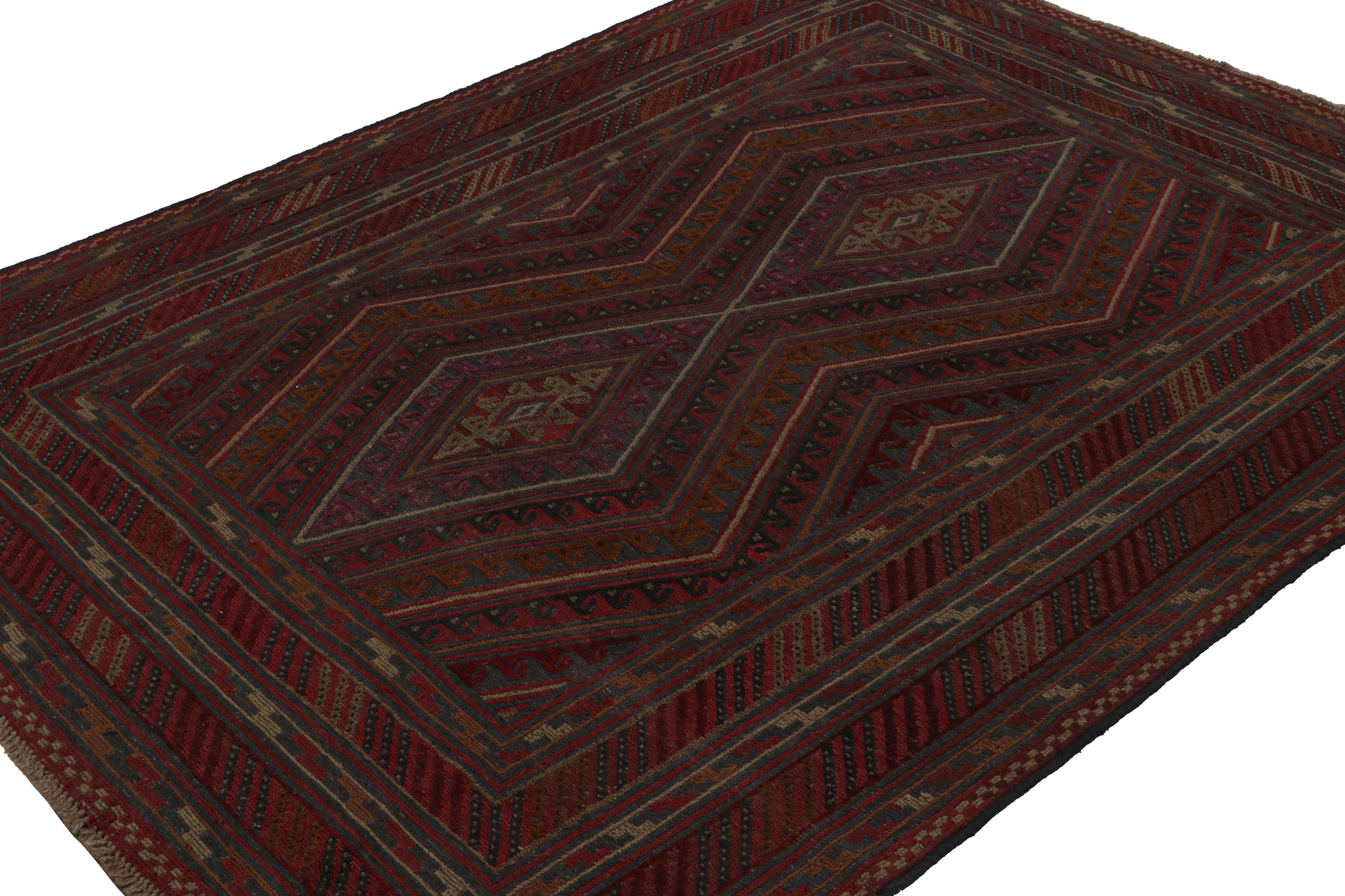 Dieser 7x9 große Baluch-Teppich aus handgeknüpfter Wolle repräsentiert eine neue Linie von Stammesteppichen in der Modern Classics Collection'S von Rug & Kilim. Jedes Stück  steht für die Arbeit von Weberinnen in Afghanistan, die die reiche