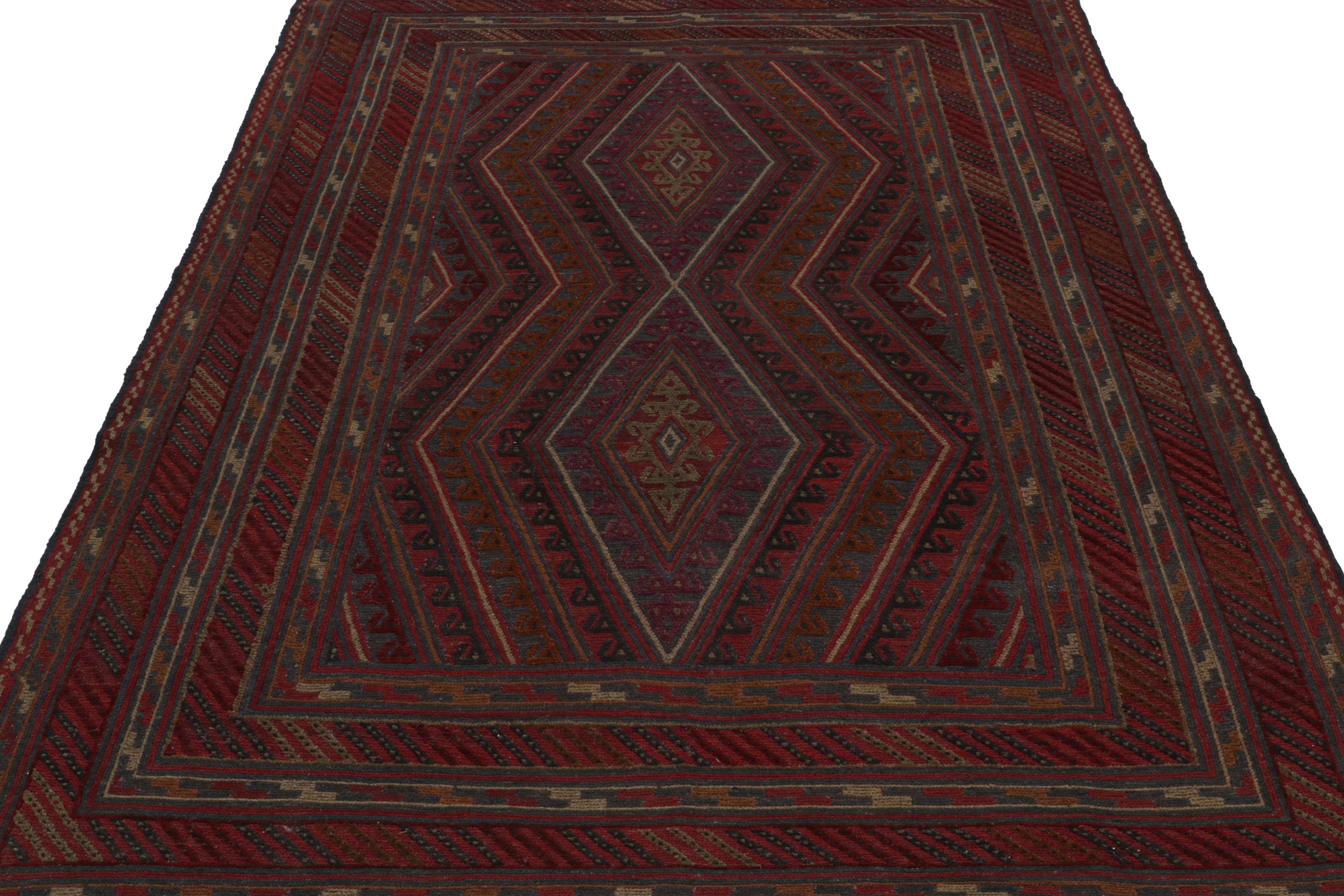 Tribal Rug & Kilim's Mashwani Afghan Baluch Rug in Red, Rust & Blue Geometric Patterns (tapis afghan Mashwani Baluch à motifs géométriques rouges, rouille et bleus) en vente