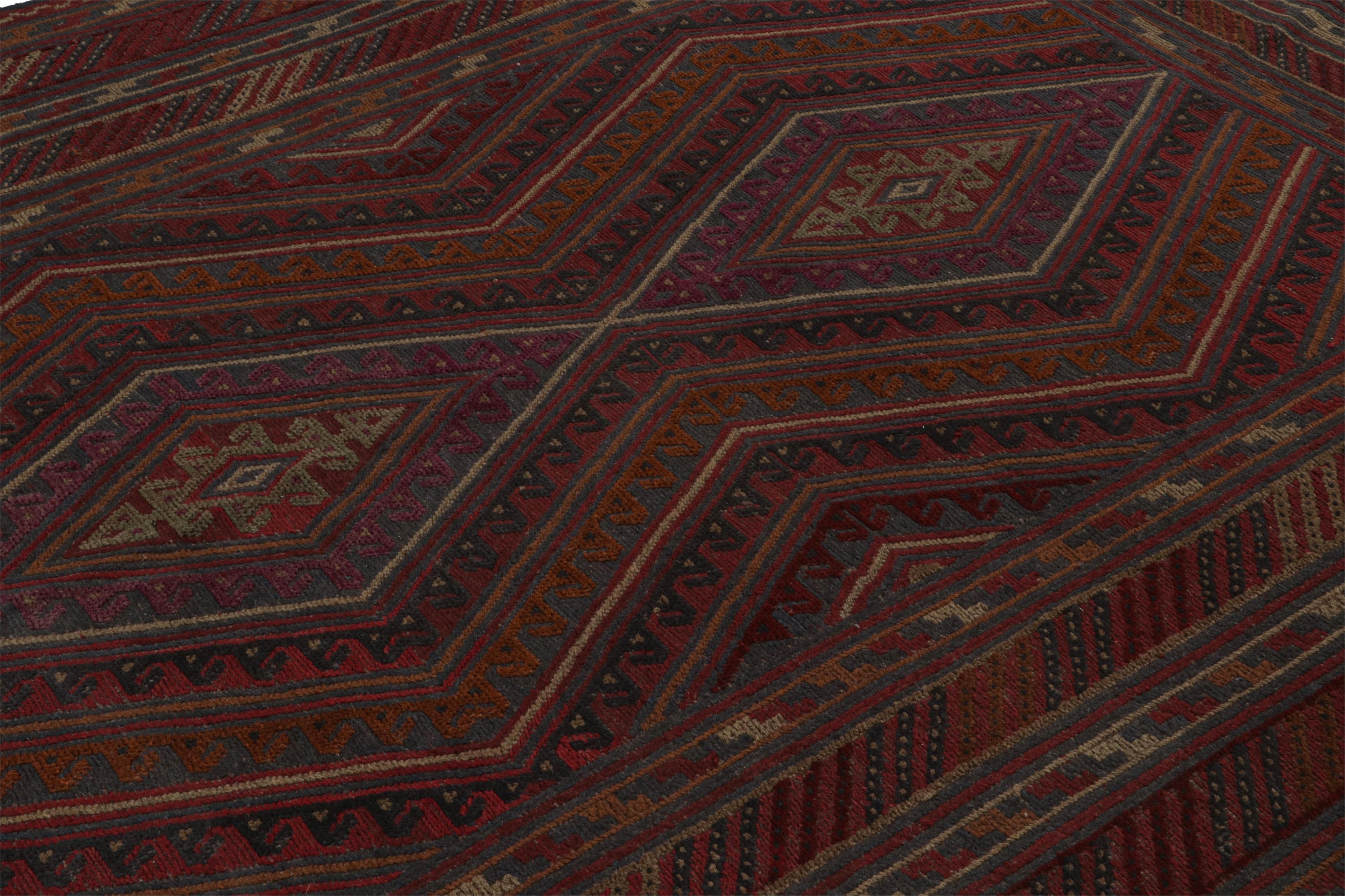 Noué à la main Rug & Kilim's Mashwani Afghan Baluch Rug in Red, Rust & Blue Geometric Patterns (tapis afghan Mashwani Baluch à motifs géométriques rouges, rouille et bleus) en vente