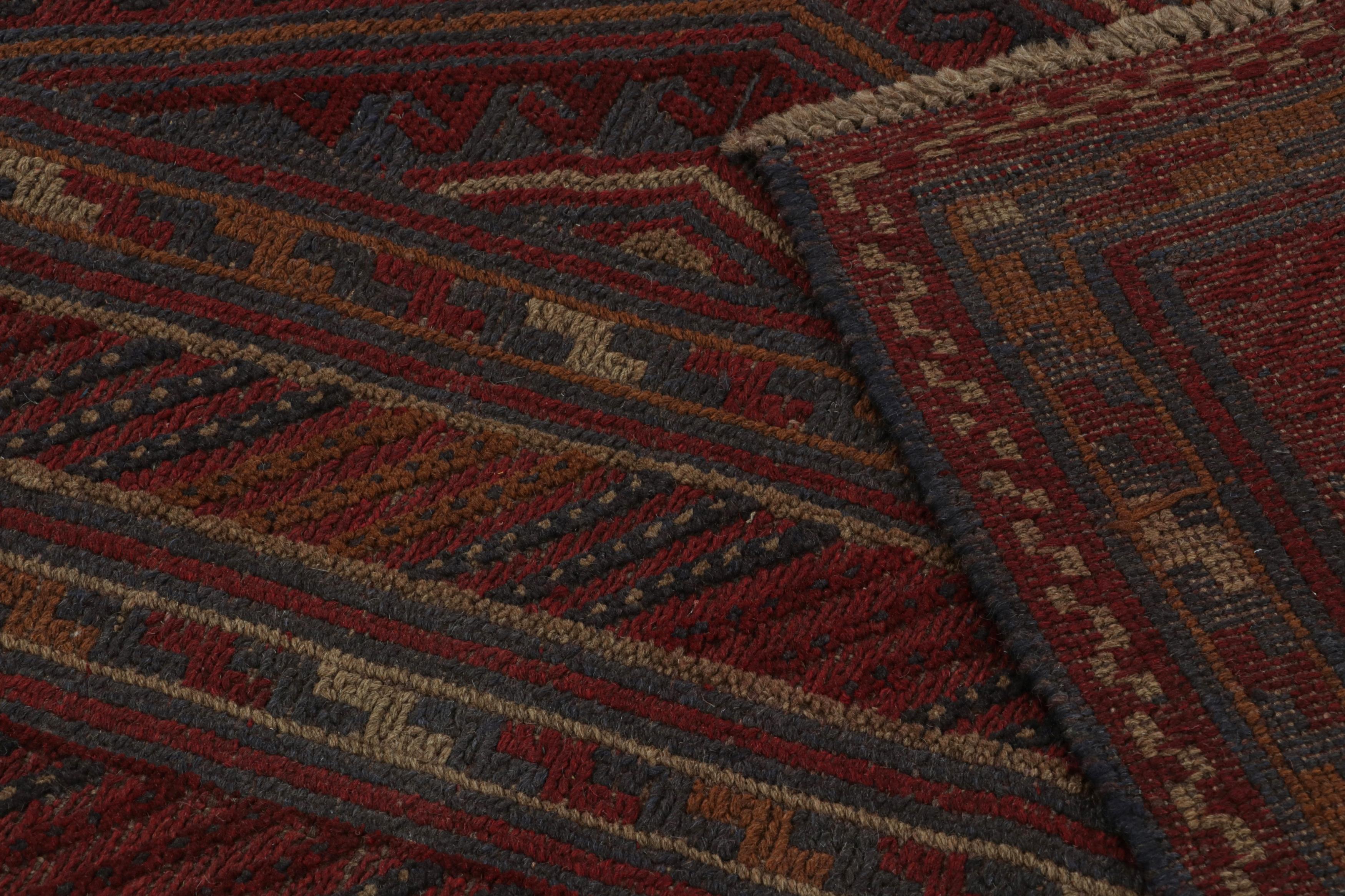 Laine Rug & Kilim's Mashwani Afghan Baluch Rug in Red, Rust & Blue Geometric Patterns (tapis afghan Mashwani Baluch à motifs géométriques rouges, rouille et bleus) en vente