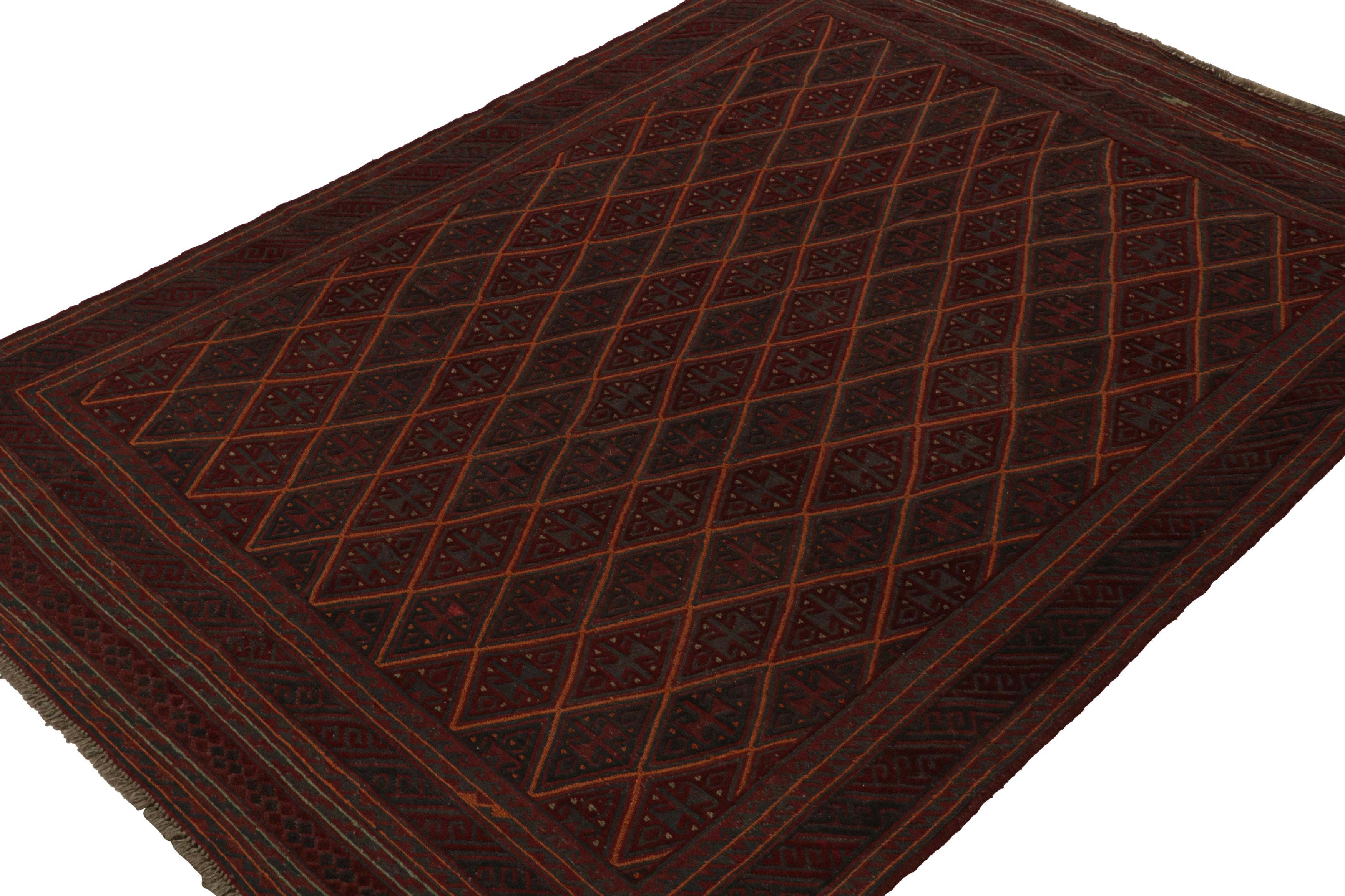 Anudada a mano en lana, esta alfombra Baluch de 7x9 representa una nueva línea de alfombras tribales de la colección Modern Classics de Rug & Kilim. Cada pieza  representa el trabajo de las tejedoras de Afganistán, preservando la rica tradición de