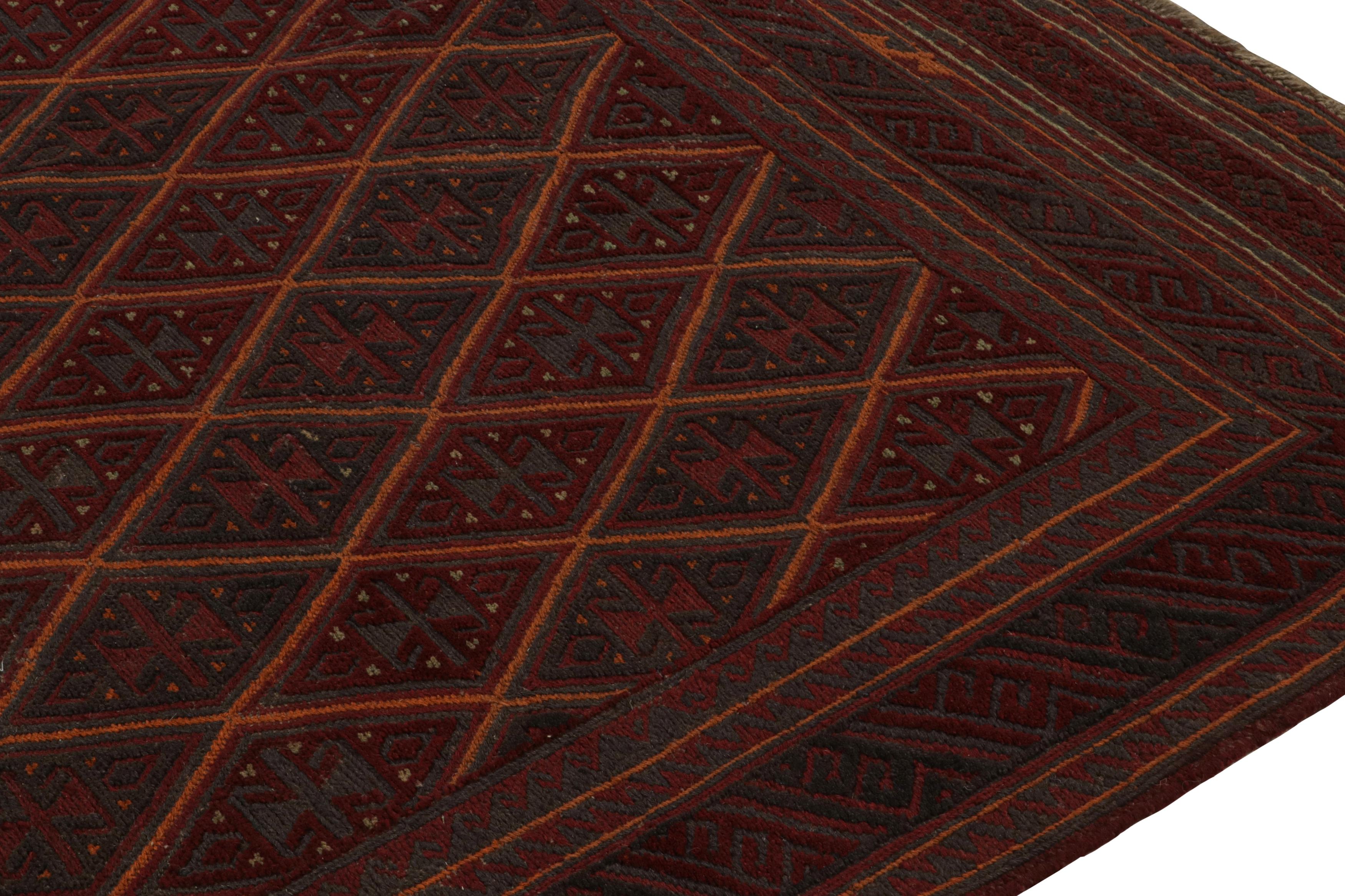 Alfombra afgana baluch Mashwani de Rug & Kilim en rojo con motivos geométricos Anudado a mano en venta