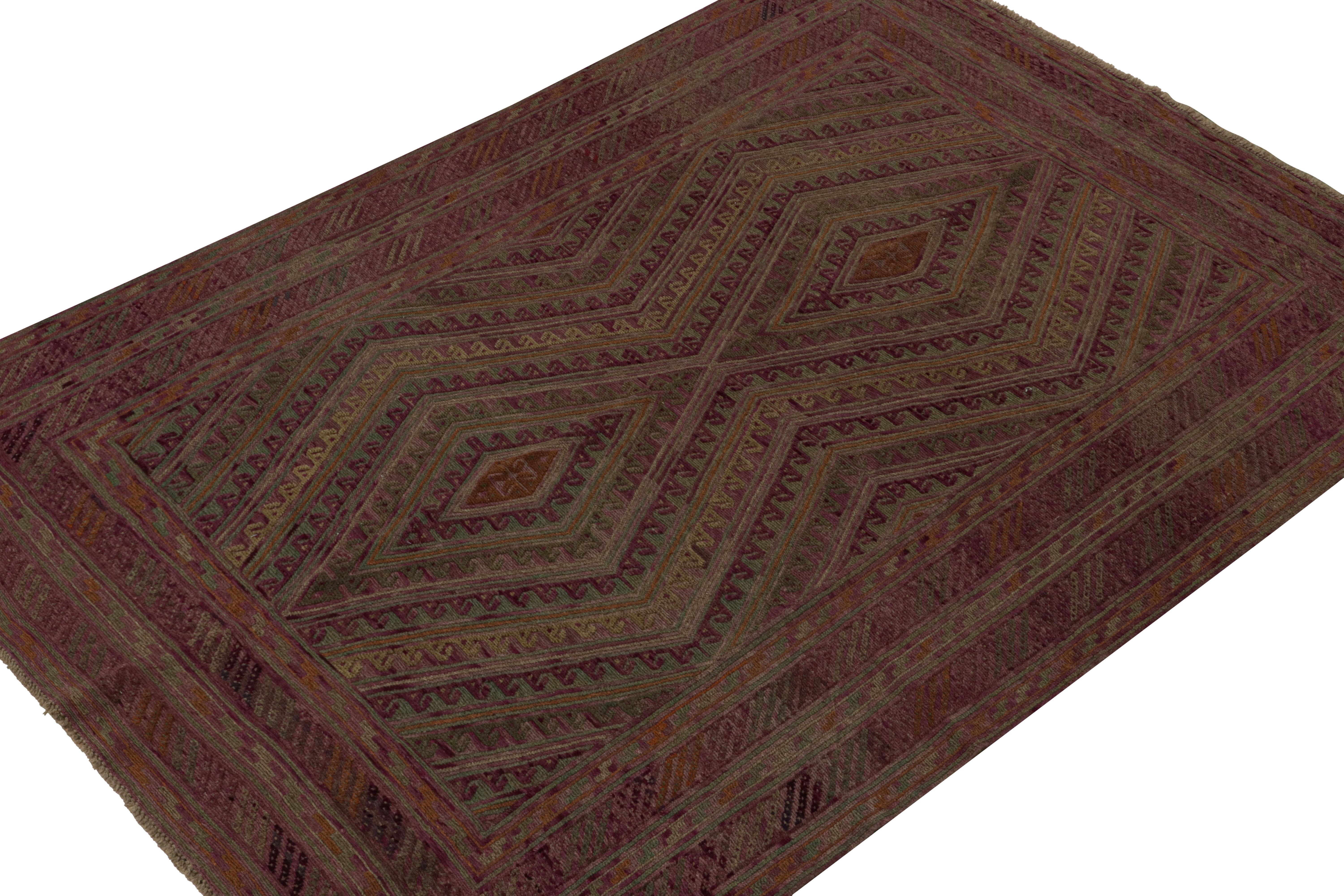 Dieser 7x9 große Baluch-Teppich aus handgeknüpfter Wolle repräsentiert eine neue Linie von Stammesteppichen in der Modern Classics Collection'S von Rug & Kilim. Jedes Stück  steht für die Arbeit von Weberinnen in Afghanistan, die die reiche