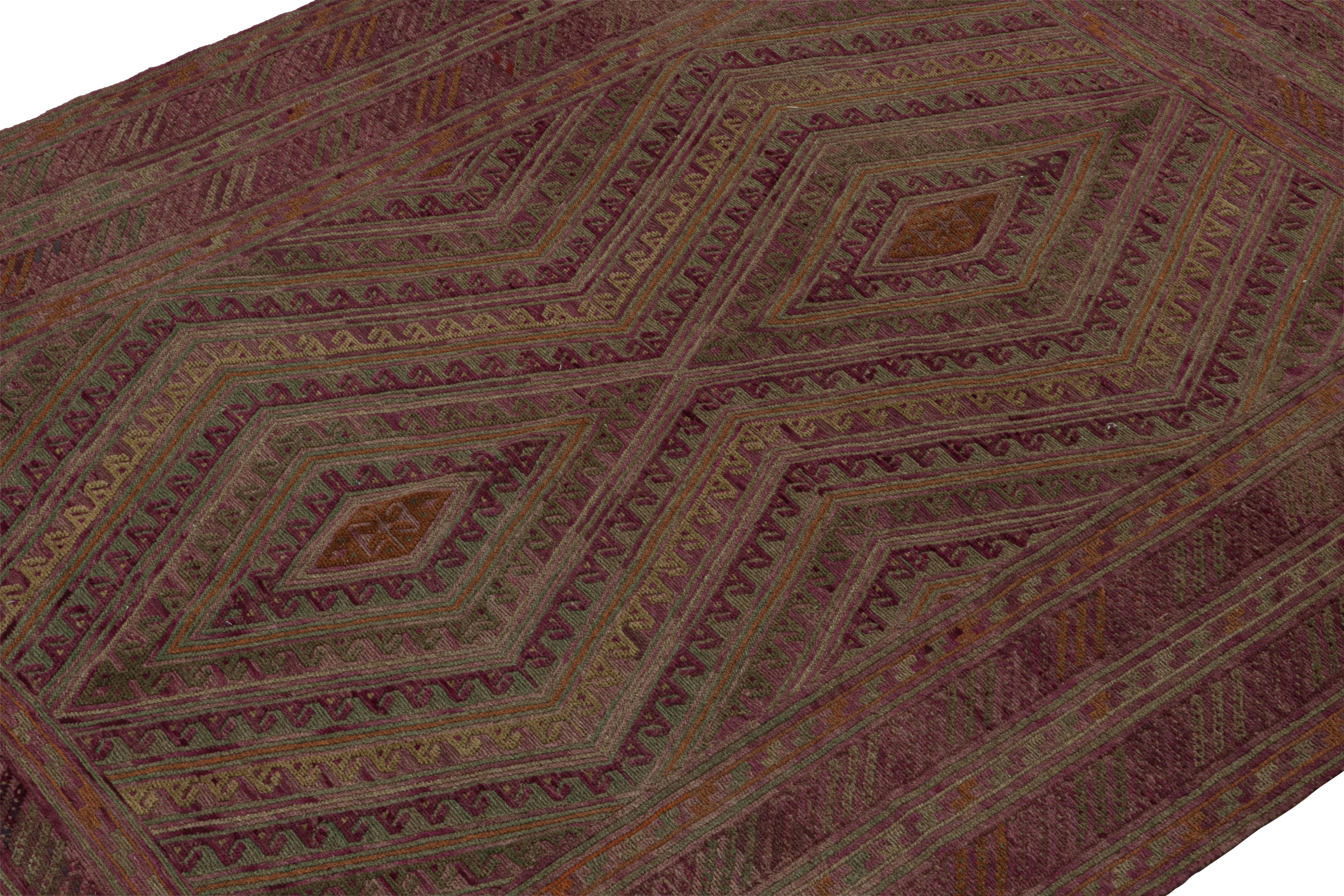 Rug & Kilim's Mashwani Afghan Tribal Rug in Rosttönen mit geometrischen Mustern (Afghanisch) im Angebot