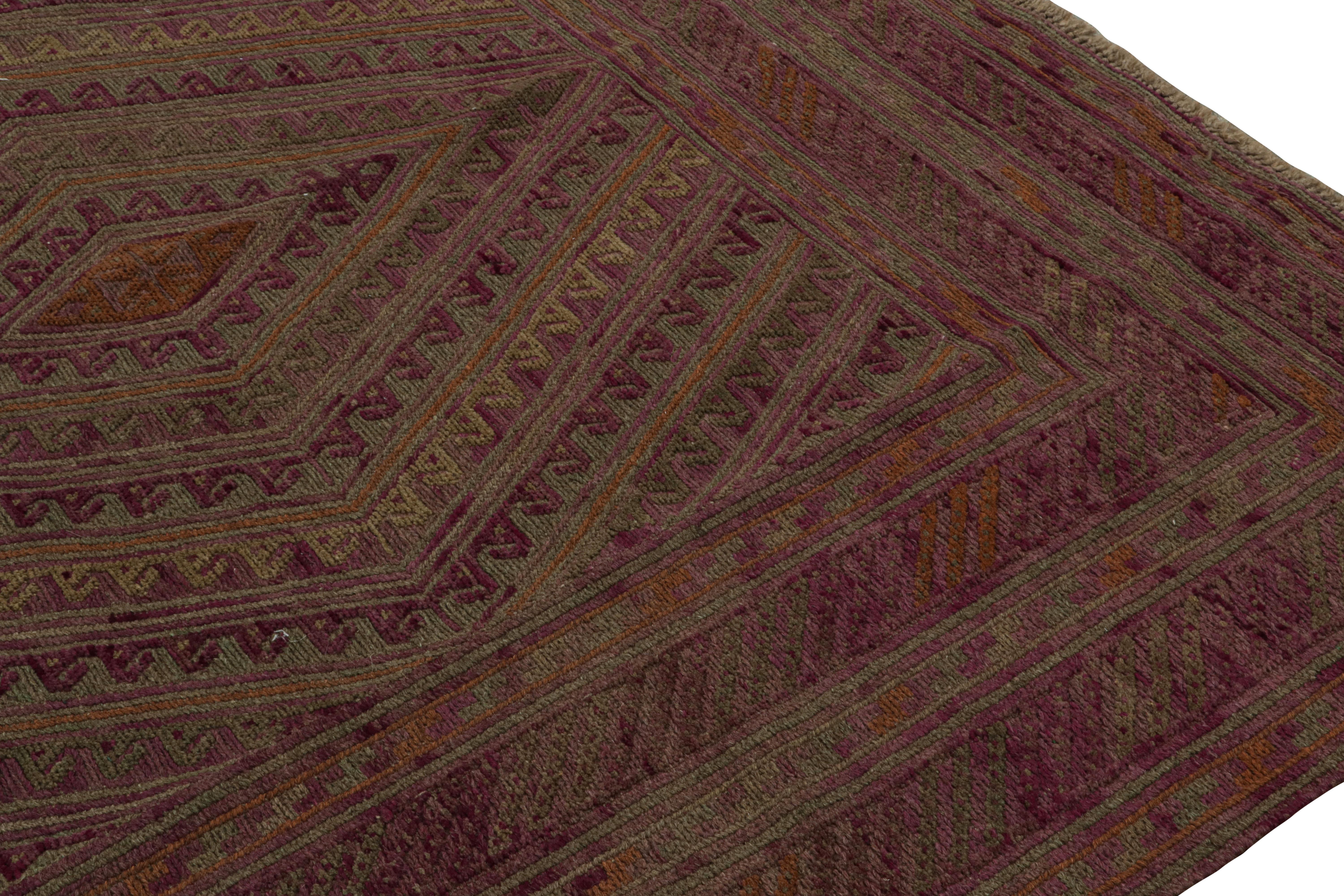Rug & Kilim's Mashwani Afghan Tribal Rug in Rosttönen mit geometrischen Mustern (Handgeknüpft) im Angebot