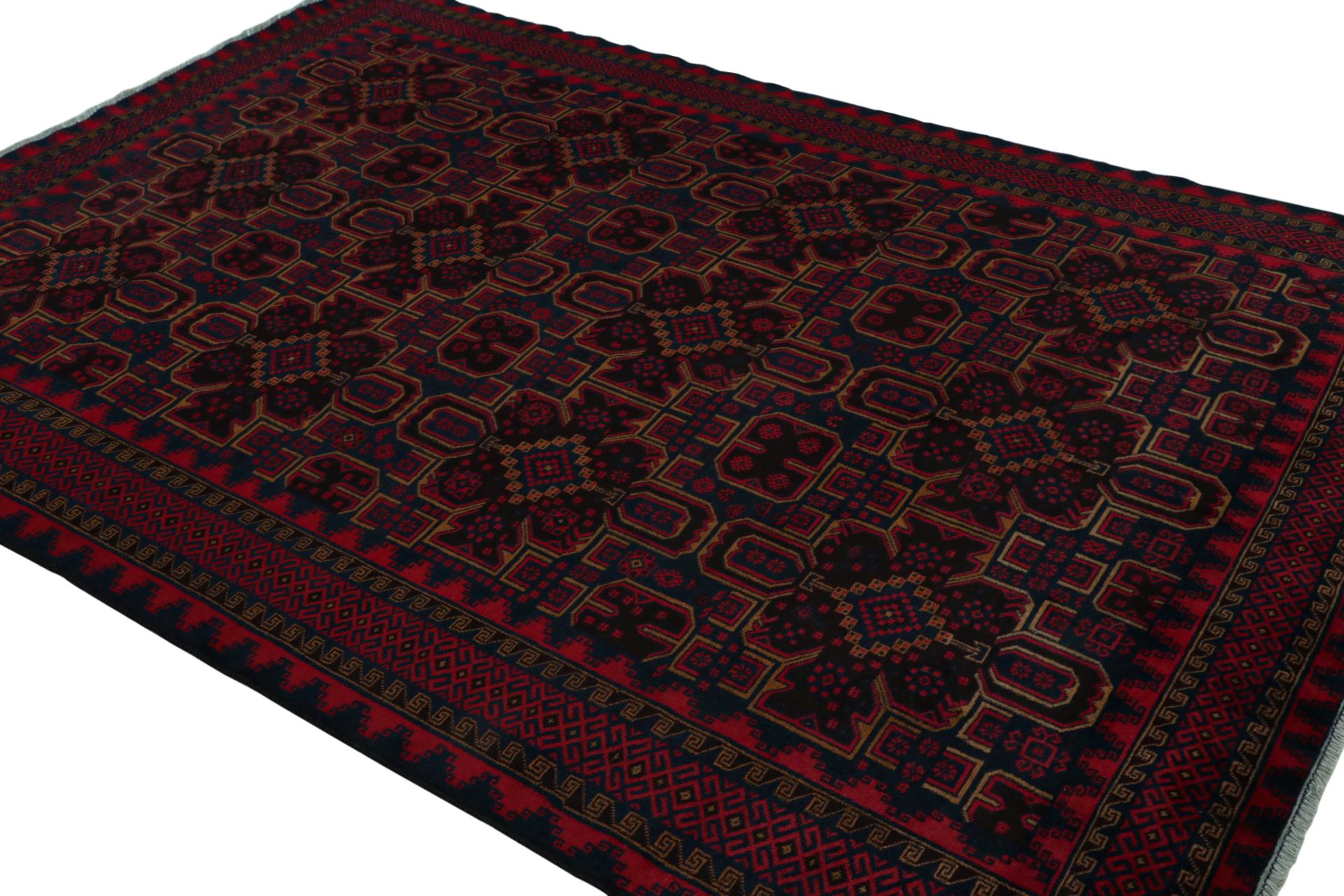 Dieser handgeknüpfte Wollteppich im Format 7×10 repräsentiert eine neue Linie von Stammesteppichen in der Modern Classics Collection'S von Rug & Kilim. Jedes Stück repräsentiert die Arbeit von Weberinnen in Afghanistan, die die reiche Tradition