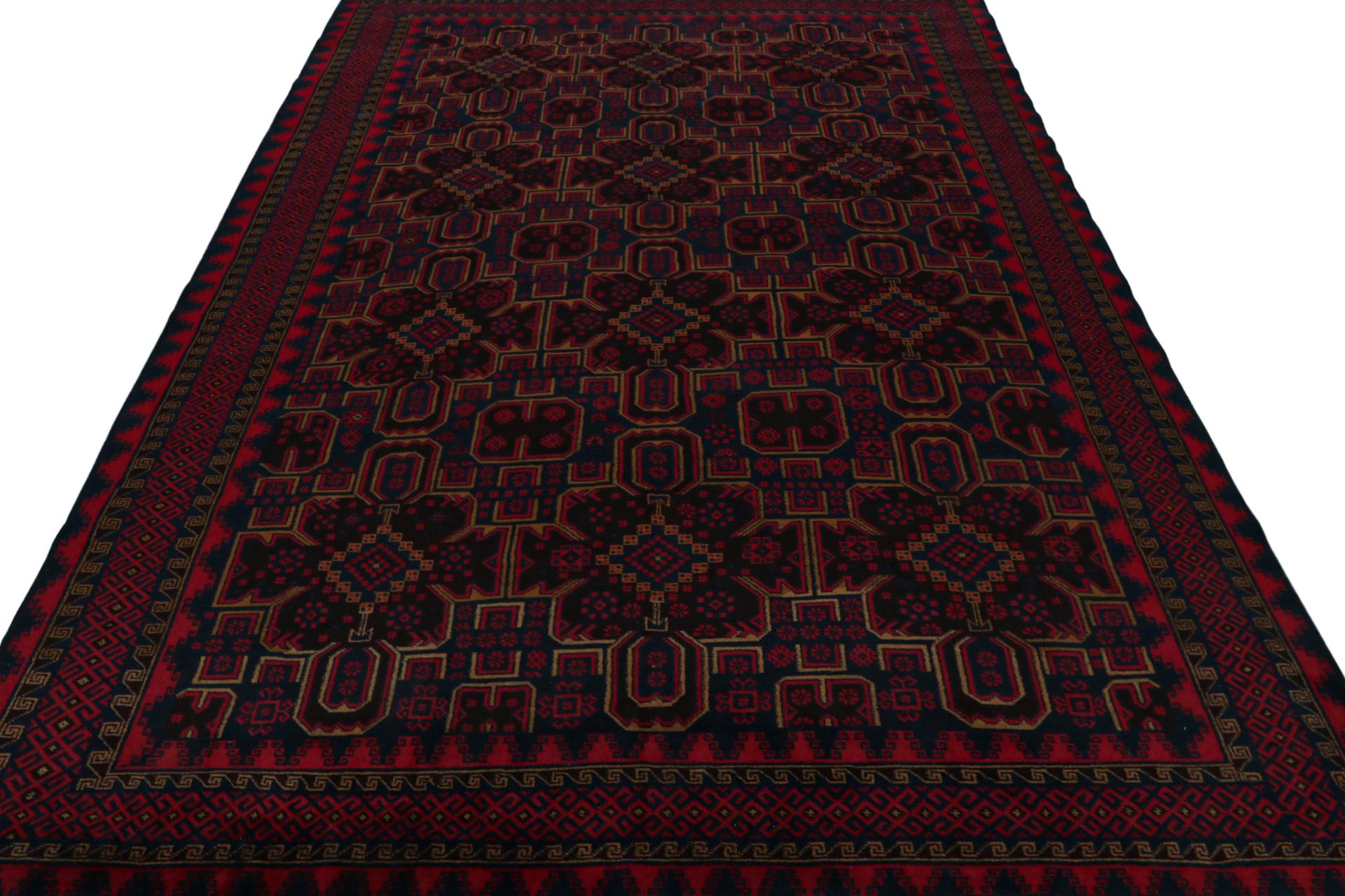 Rug & Kilim's Mashwani Baluch Teppich in roten und blauen geometrischen Mustern (Stammeskunst) im Angebot