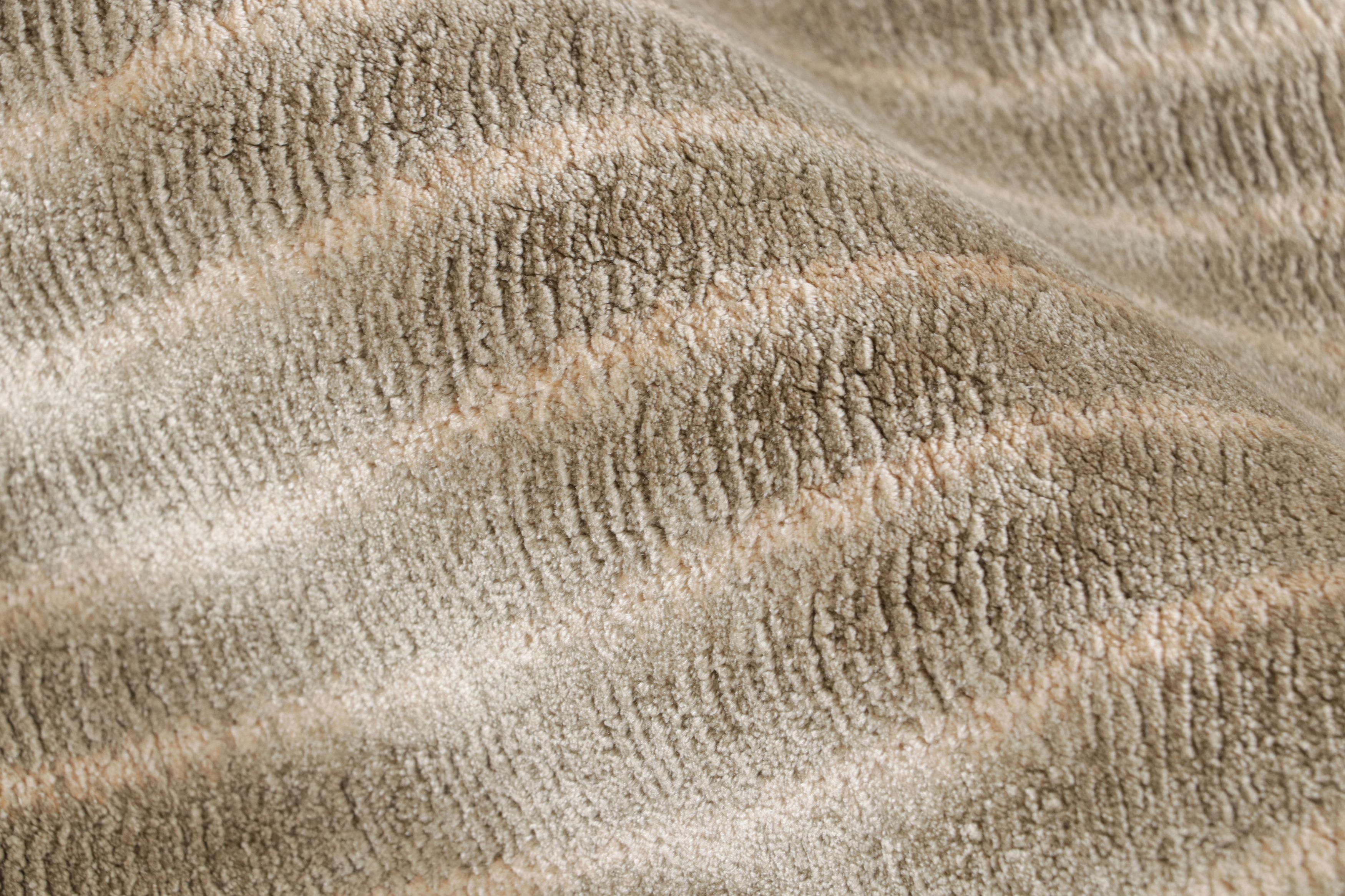 Tapis et tapis de couloir géométrique en laine et soie beige Maze Design de Kilim en vente 1