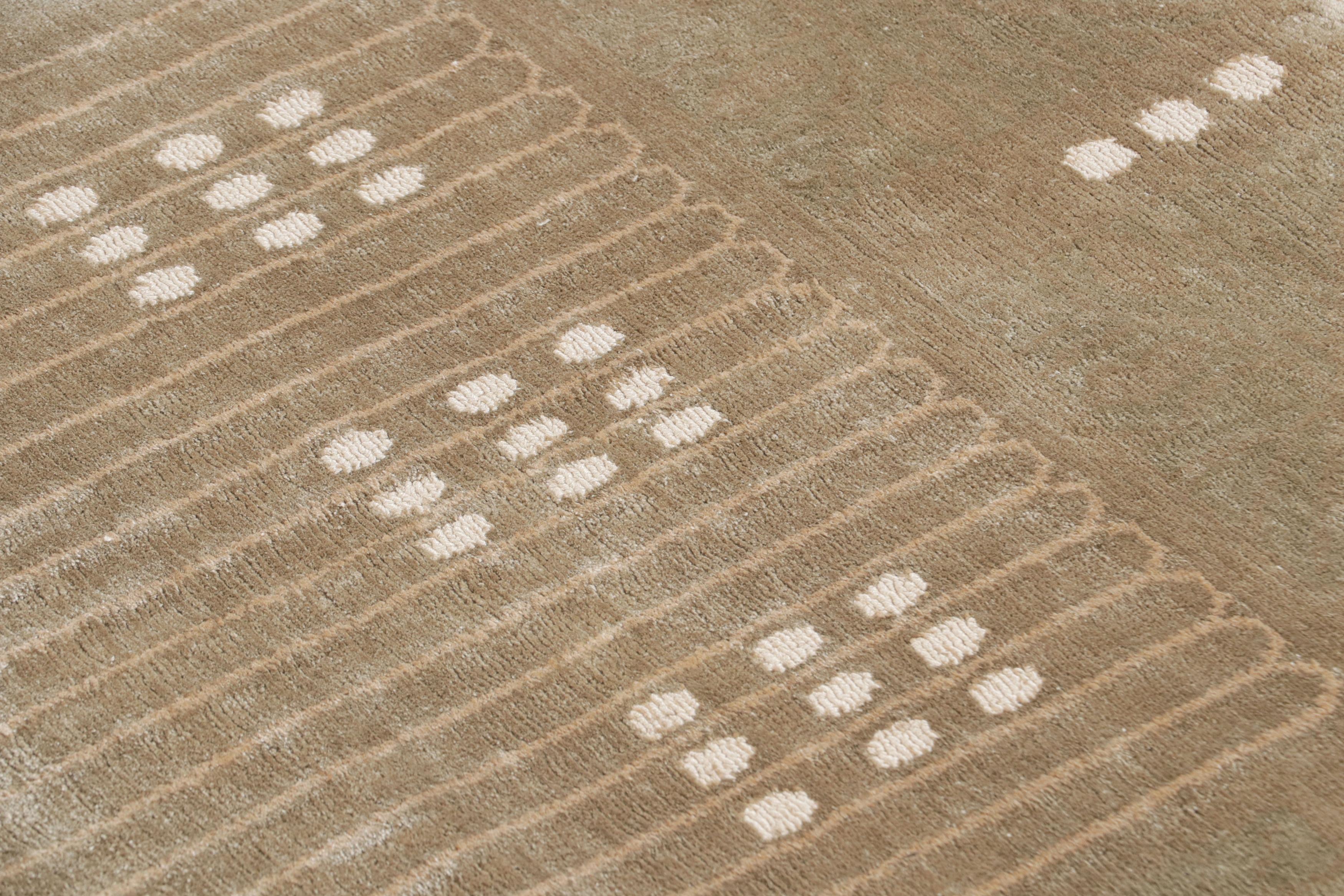 XXI secolo e contemporaneo Rug & Kilim: disegno a labirinto geometrico in lana e seta di colore beige in vendita