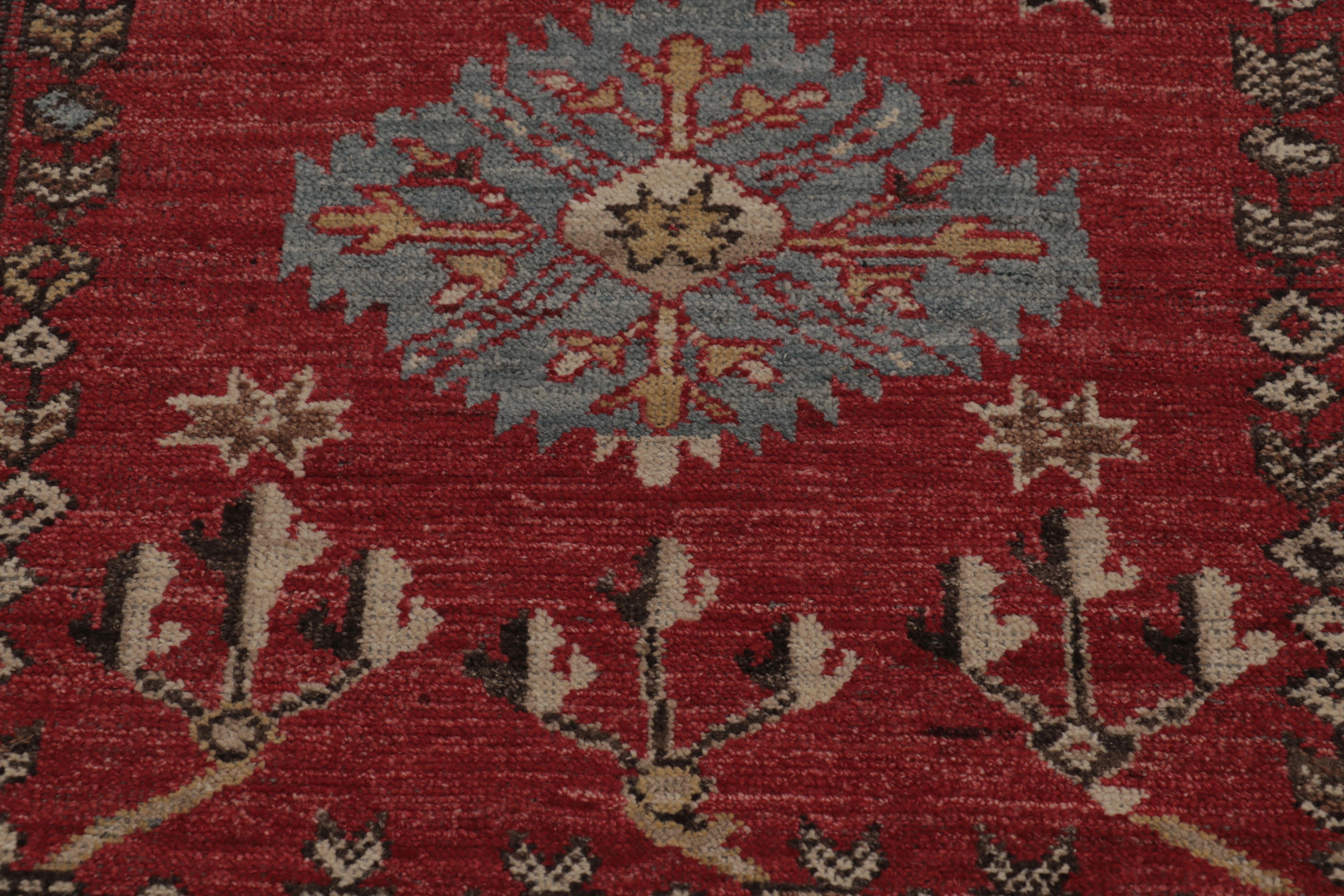 Indien Rug & Kilim's Mid-Century Anatolian Inspired Rug in Red Traditional Pattern (tapis d'inspiration anatolienne du milieu du siècle à motif traditionnel rouge) en vente