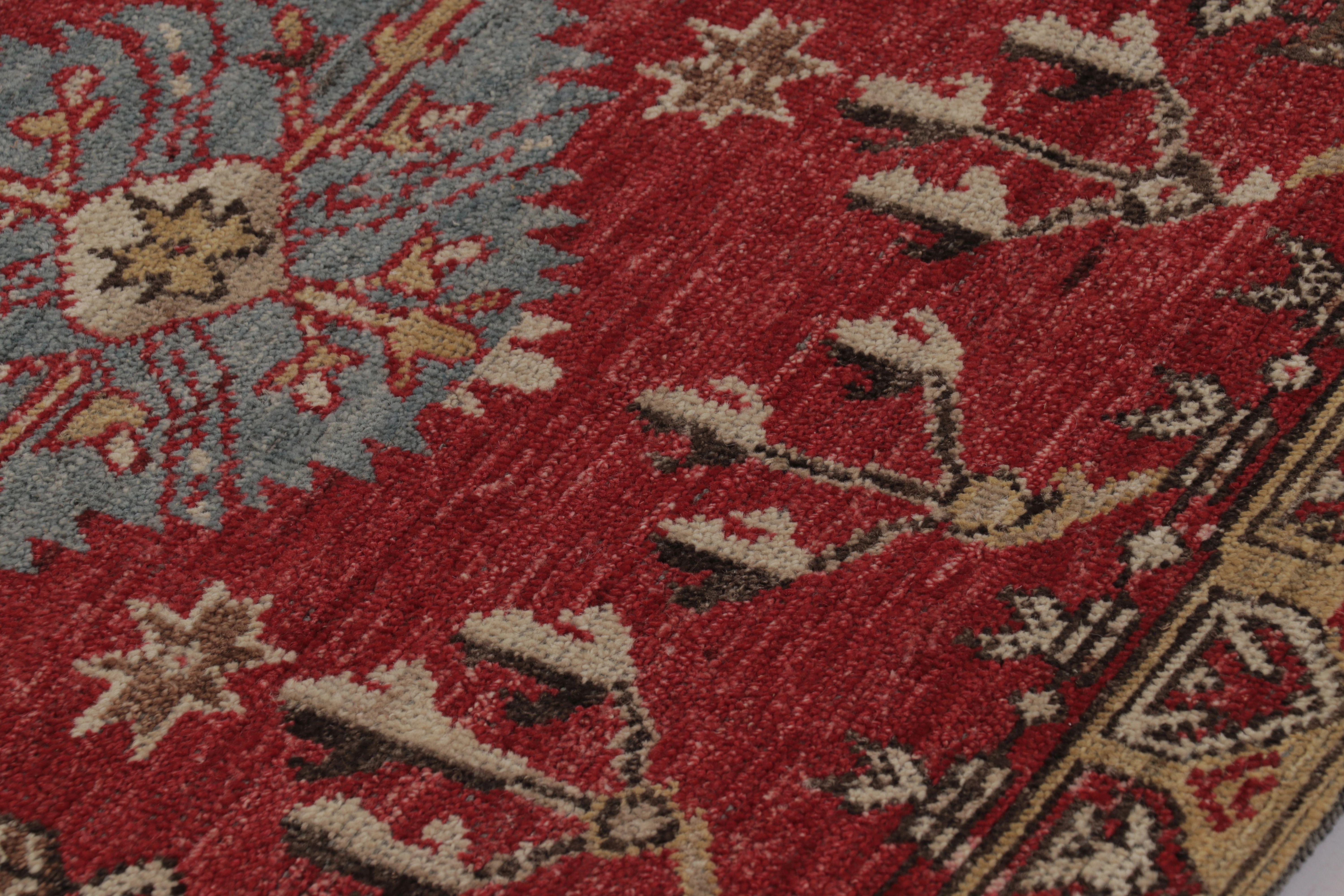 Noué à la main Rug & Kilim's Mid-Century Anatolian Inspired Rug in Red Traditional Pattern (tapis d'inspiration anatolienne du milieu du siècle à motif traditionnel rouge) en vente