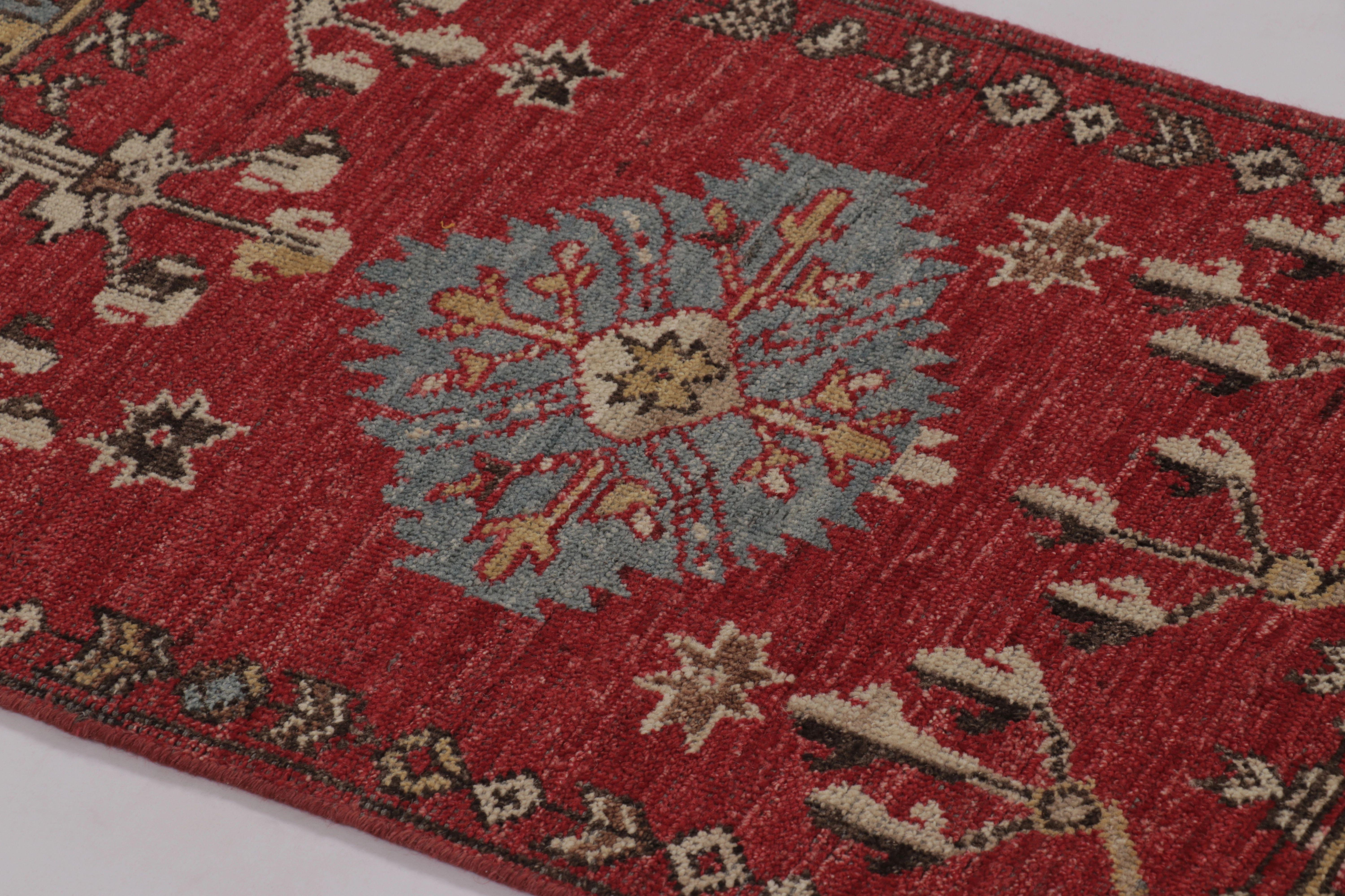XXIe siècle et contemporain Rug & Kilim's Mid-Century Anatolian Inspired Rug in Red Traditional Pattern (tapis d'inspiration anatolienne du milieu du siècle à motif traditionnel rouge) en vente