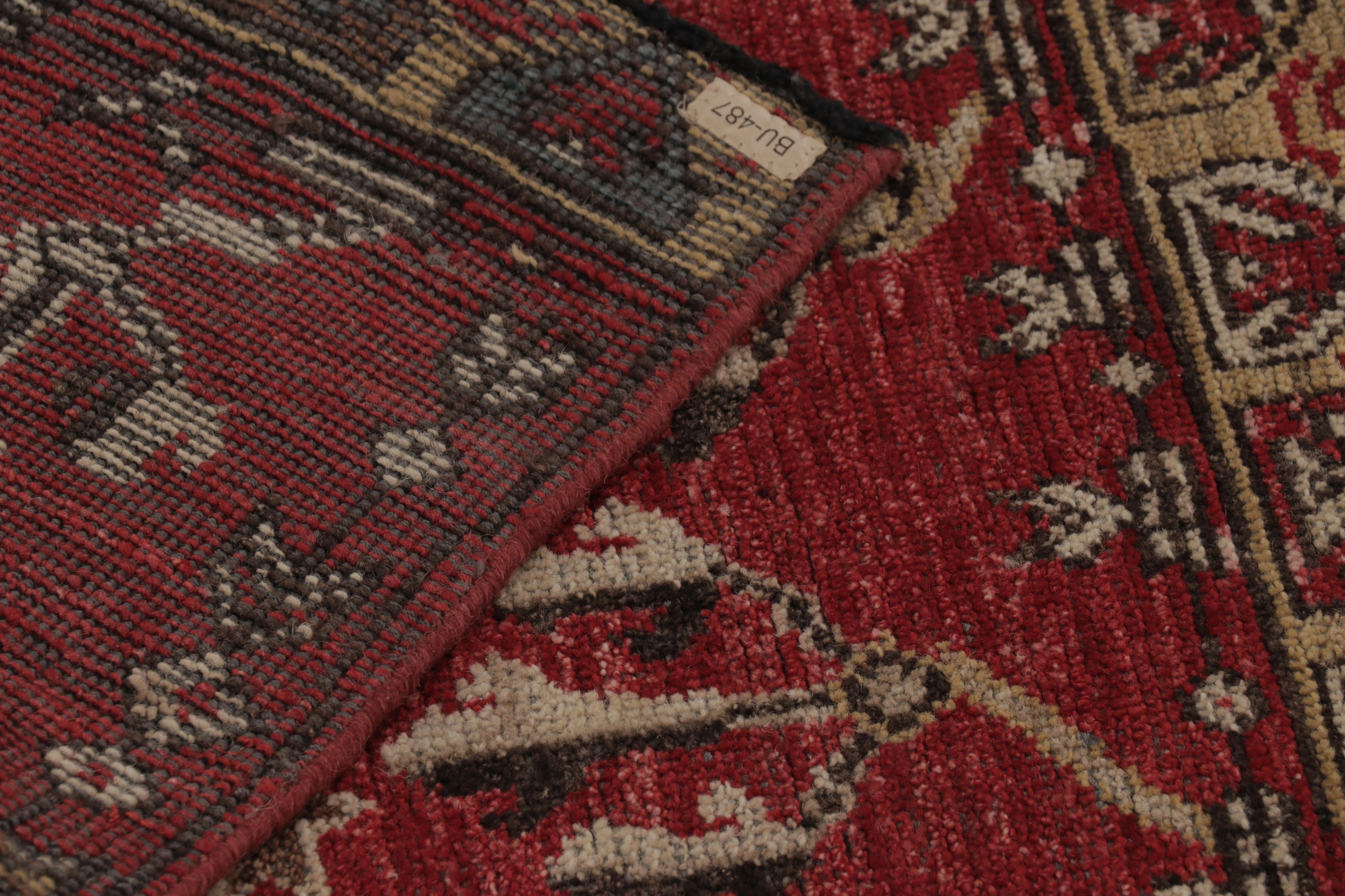 Rug & Kilim's Mid-Century Anatolian Inspired Rug in Red Traditional Pattern (tapis d'inspiration anatolienne du milieu du siècle à motif traditionnel rouge) en vente 1