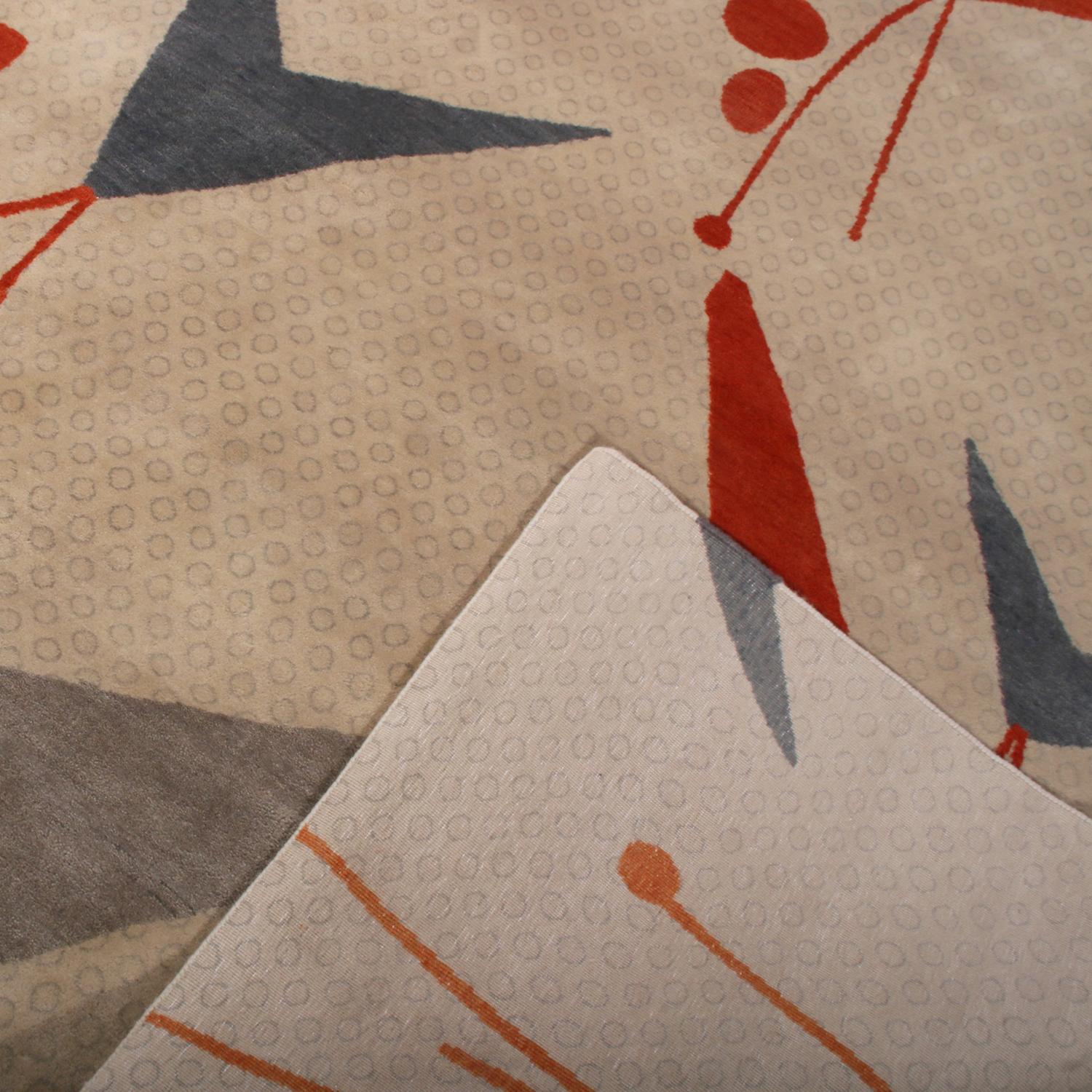 Annodato a mano Rug & Kilim è un tappeto geometrico moderno di metà secolo in lana e seta, grigio e rosso. in vendita