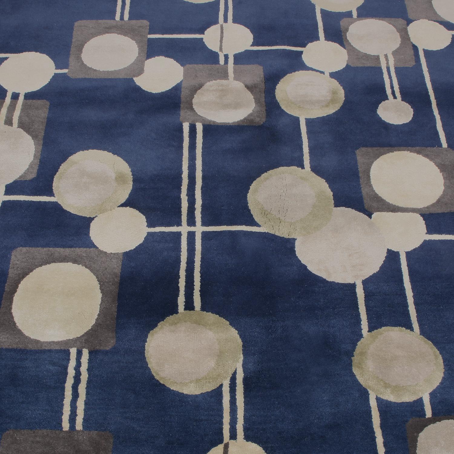 Teppich & Kilim's Mid-Century Modern Geometric Beige Grau und Blau Wolle Seide Teppich (Moderne der Mitte des Jahrhunderts) im Angebot