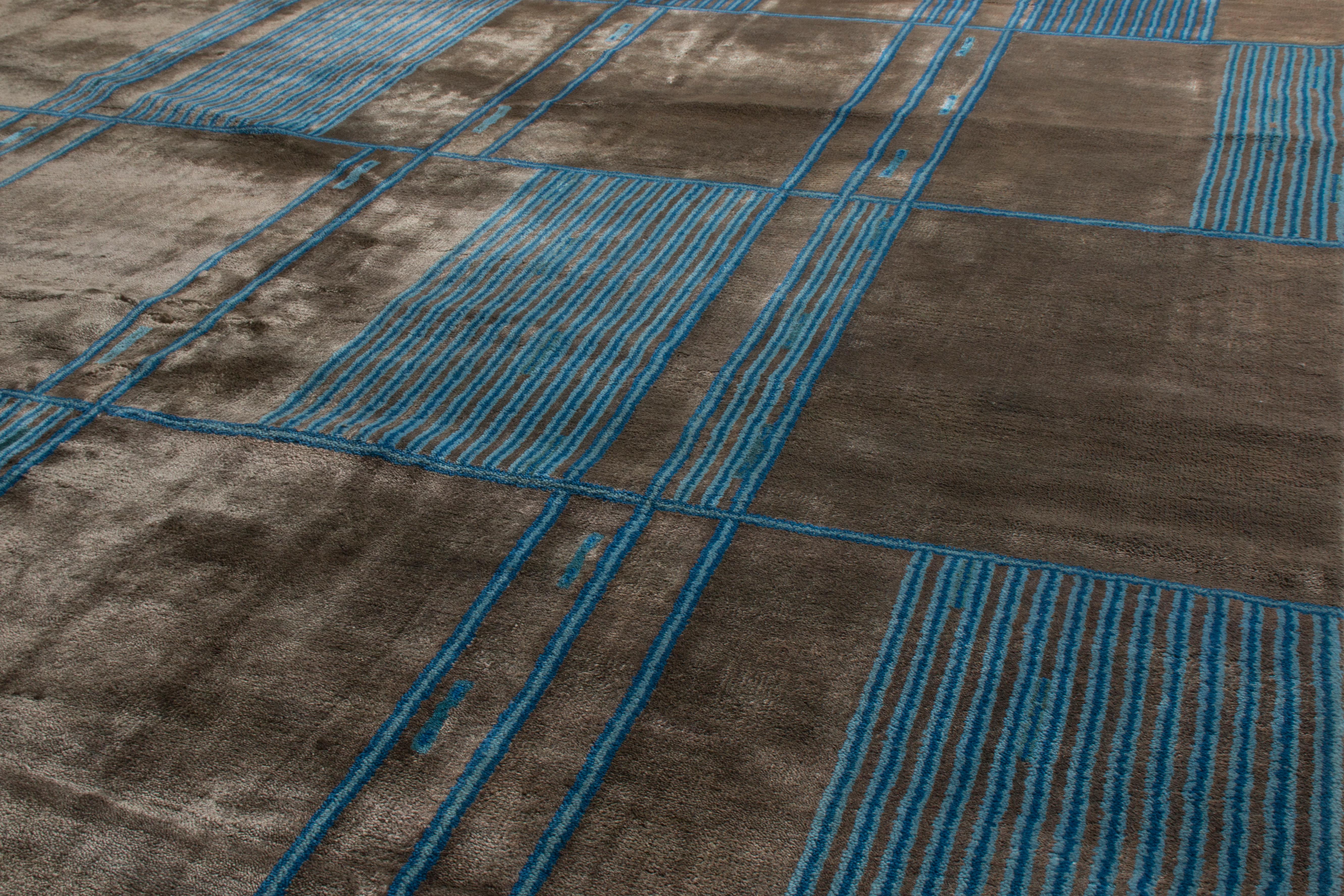 Mid-Century moderno Rug & Kilim - Tappeto geometrico moderno di metà secolo in lana e seta marrone e blu in vendita