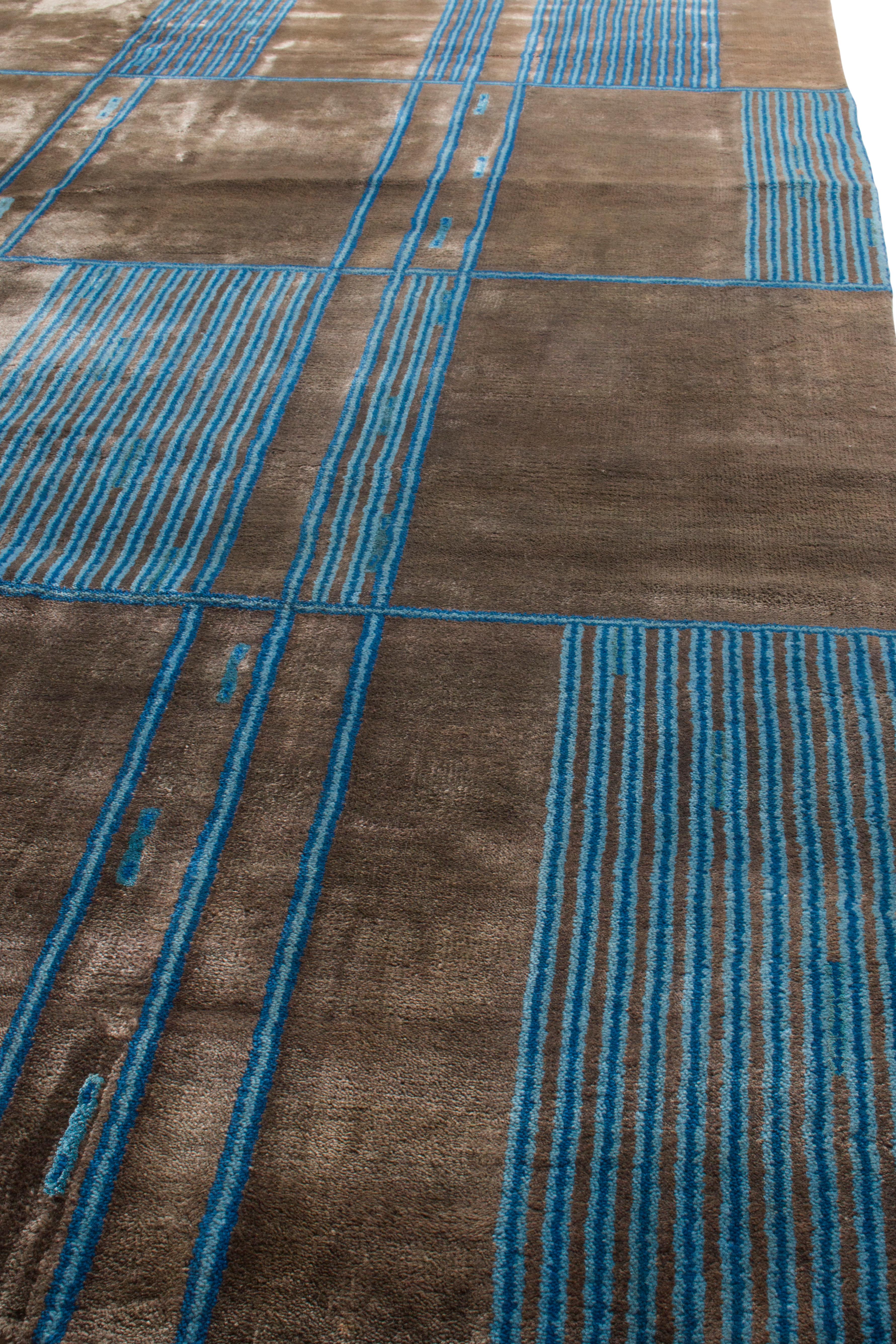Indiano Rug & Kilim - Tappeto geometrico moderno di metà secolo in lana e seta marrone e blu in vendita
