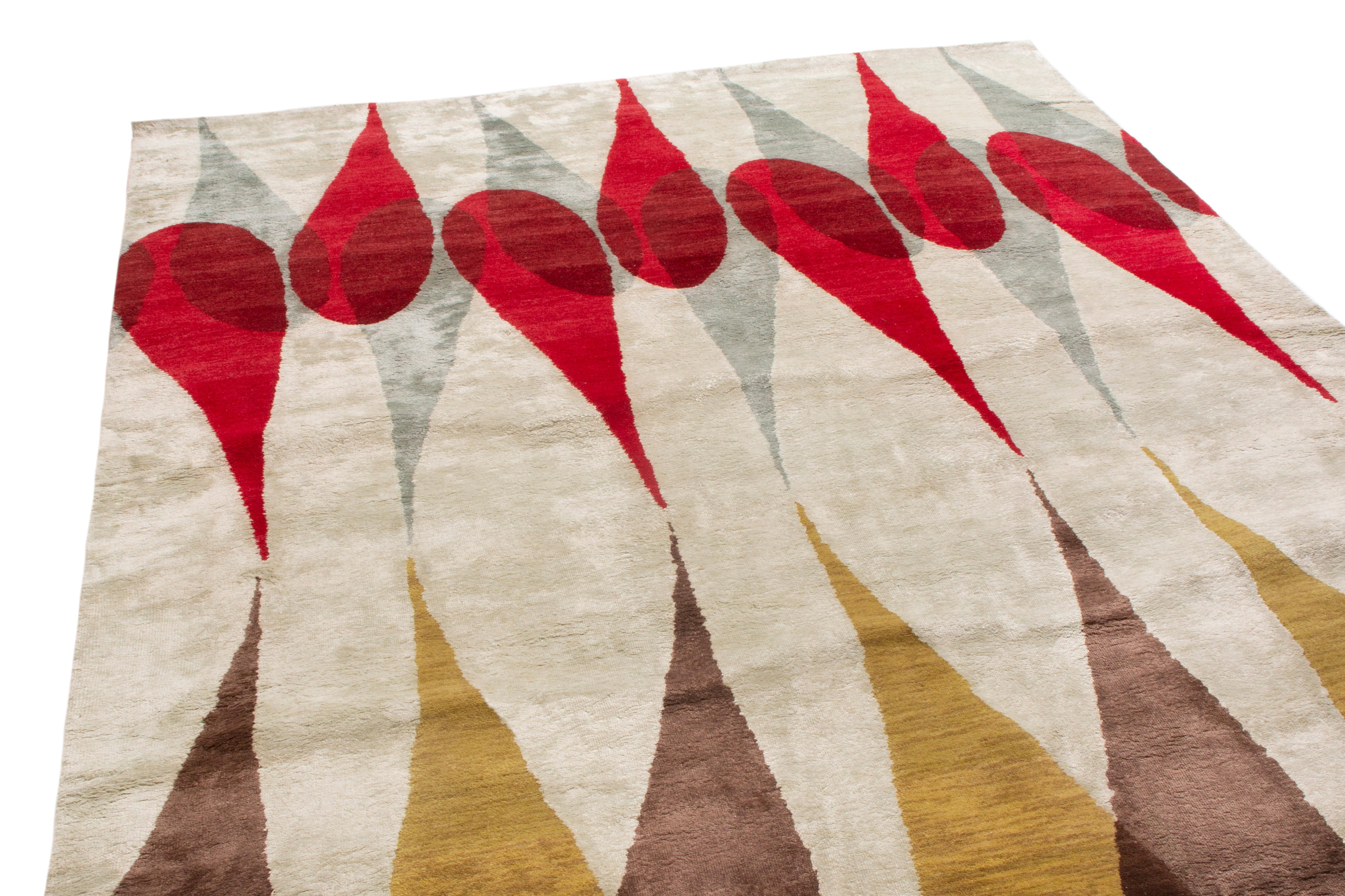 Ce tapis géométrique fait partie des derniers ajouts à la collection Mid-Century Modern de Rug & Kilim, une ligne sur mesure qui reprend une période iconique sous-représentée avec une approche entièrement nouvelle de la grande échelle, du dessin, de