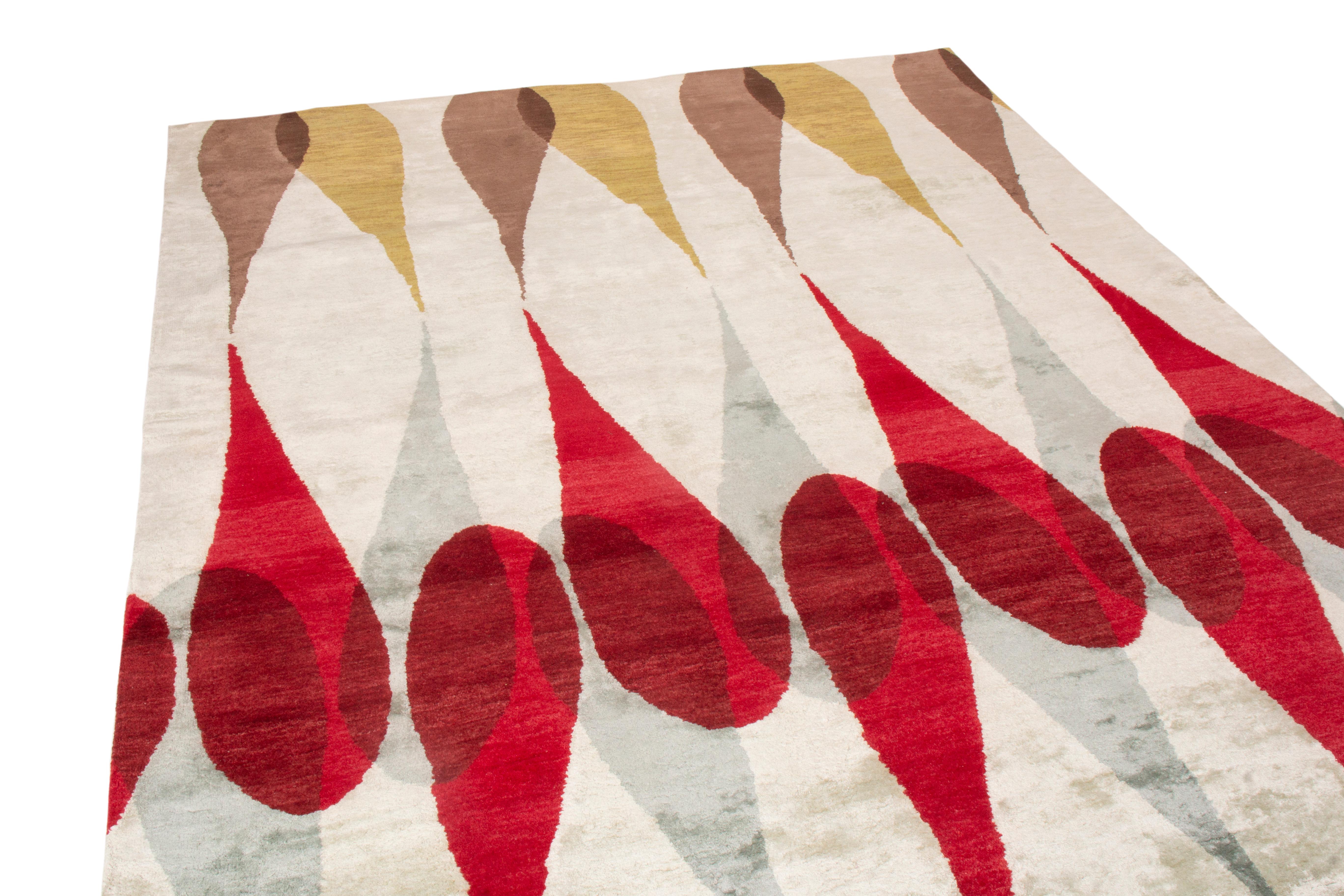 Mid-Century Modern Tapis géométrique en laine blanc cassé et rouge du milieu du siècle de Rug & Kilim en vente
