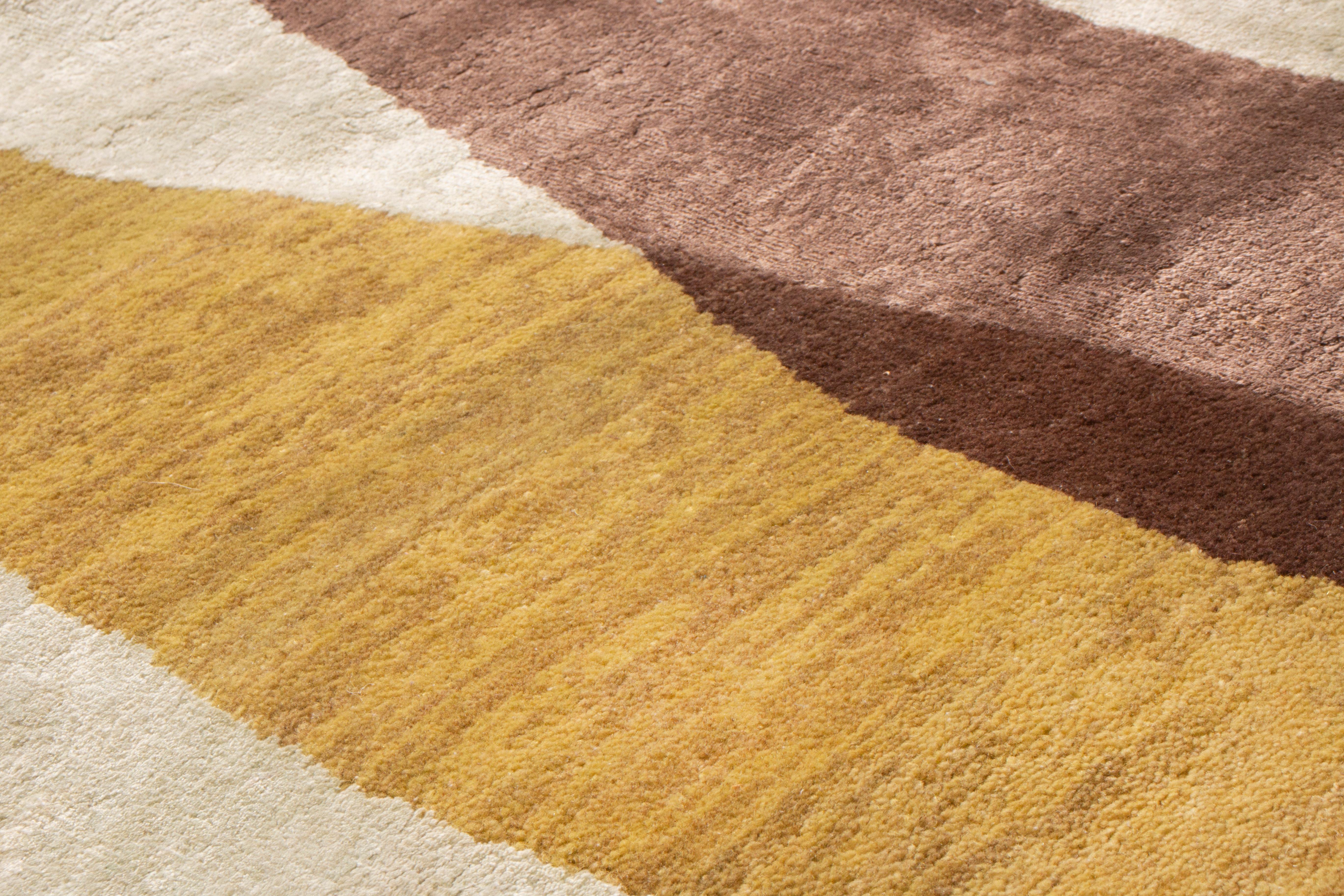 Indien Tapis géométrique en laine blanc cassé et rouge du milieu du siècle de Rug & Kilim en vente