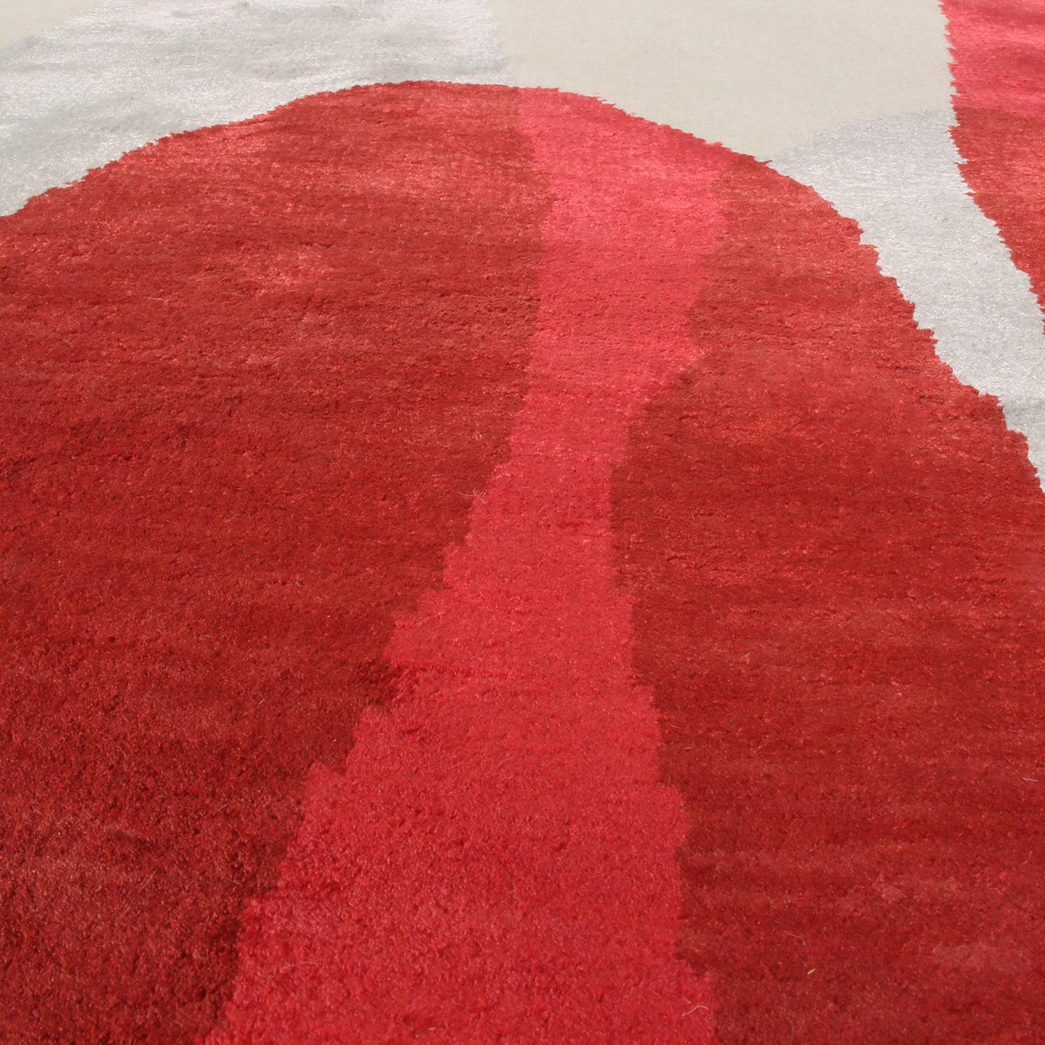 Moderner Teppich im Mid-Century-Modern-Stil, Rot, Weiß - Boobyalla Nr. 2 von Rug & Kilim (Handgeknüpft) im Angebot
