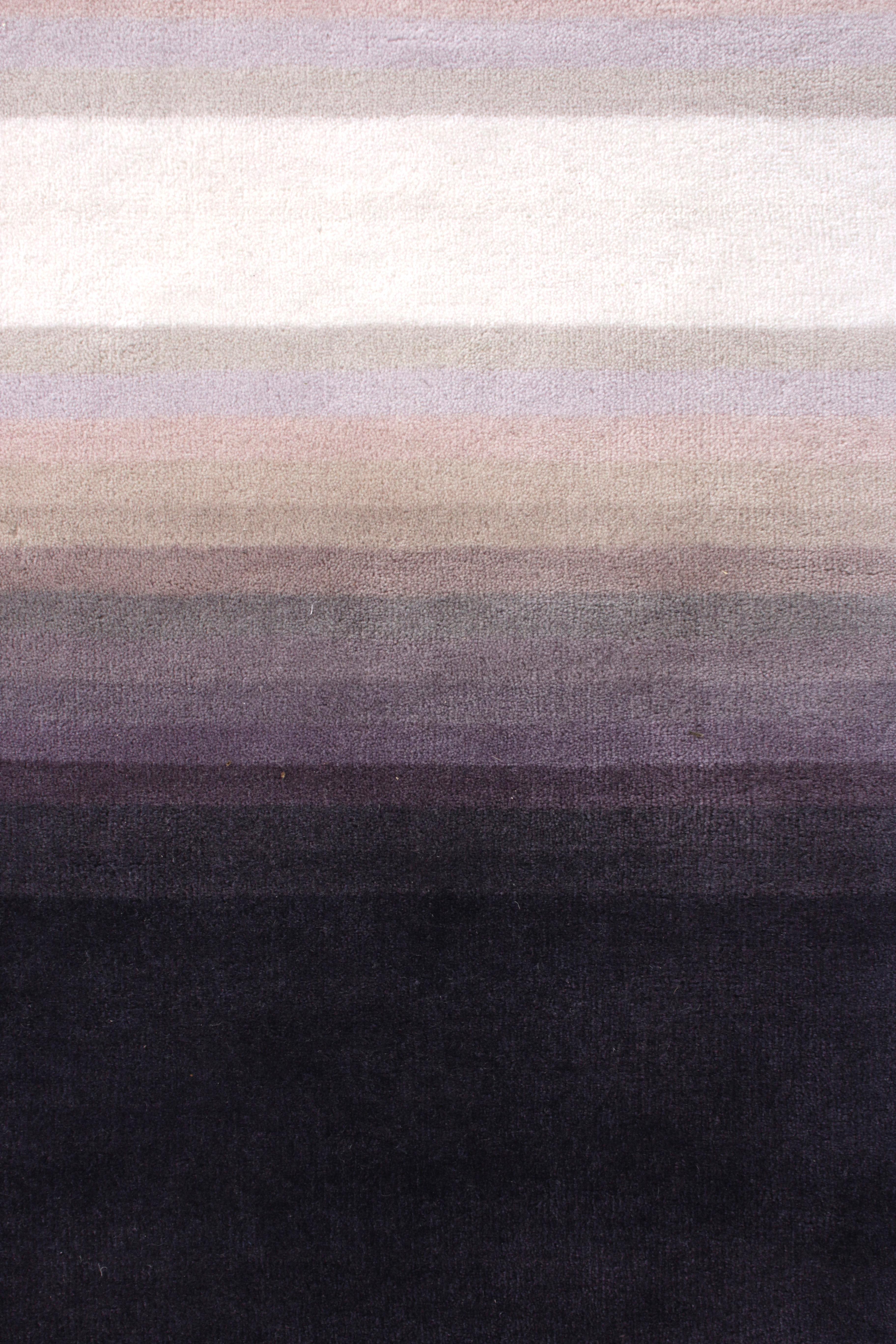 Alfombra moderna de mediados de siglo Rug & Kilim con diseño geométrico en morado y blanco Anudado a mano en venta