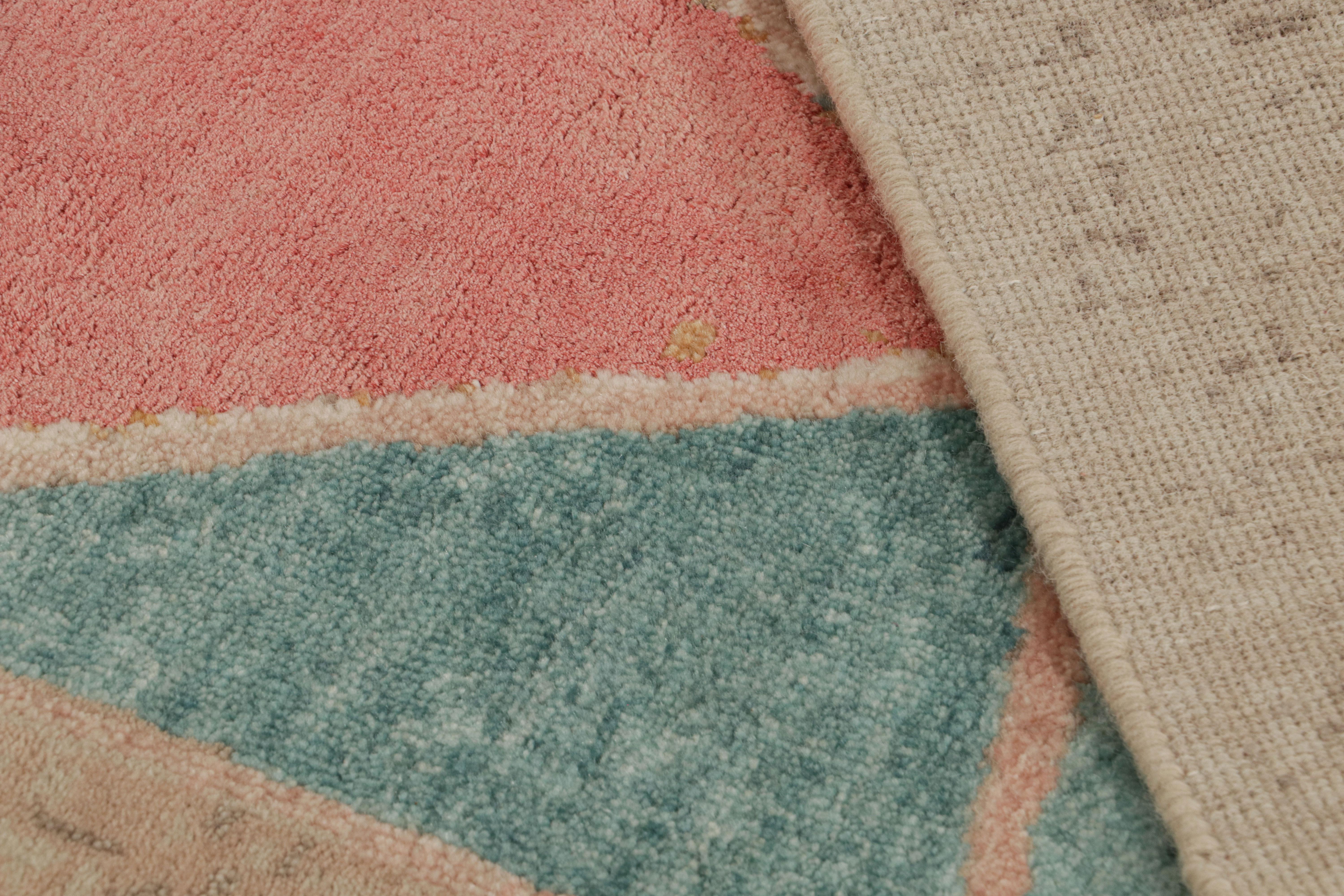 XXI secolo e contemporaneo Rug & Kilim è un tappeto moderno di metà secolo con motivo geometrico policromatico in vendita