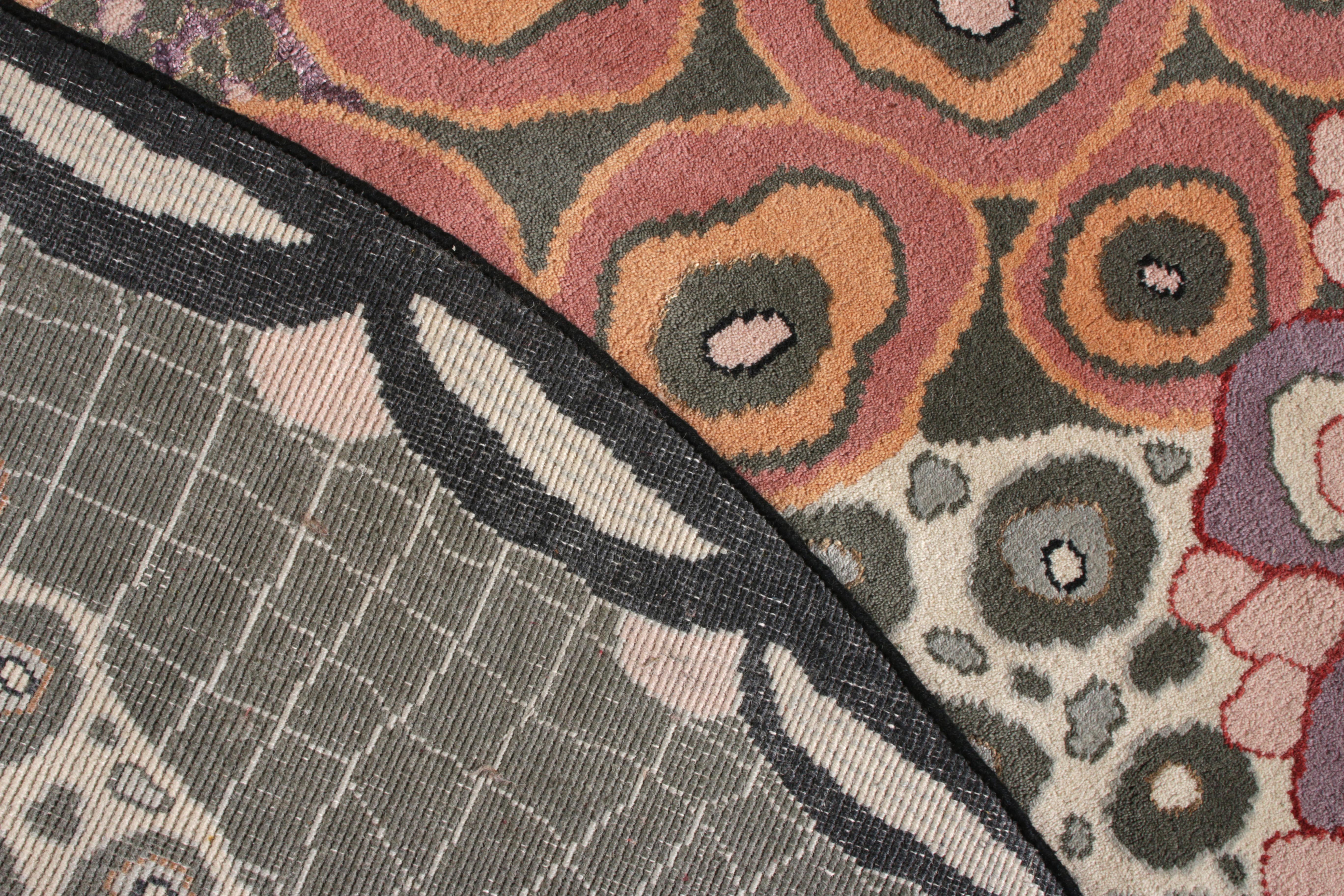 Annodato a mano Rug & Kilim - Tappeto circolare in stile metà secolo moderno con motivo verde-grigio all over in vendita