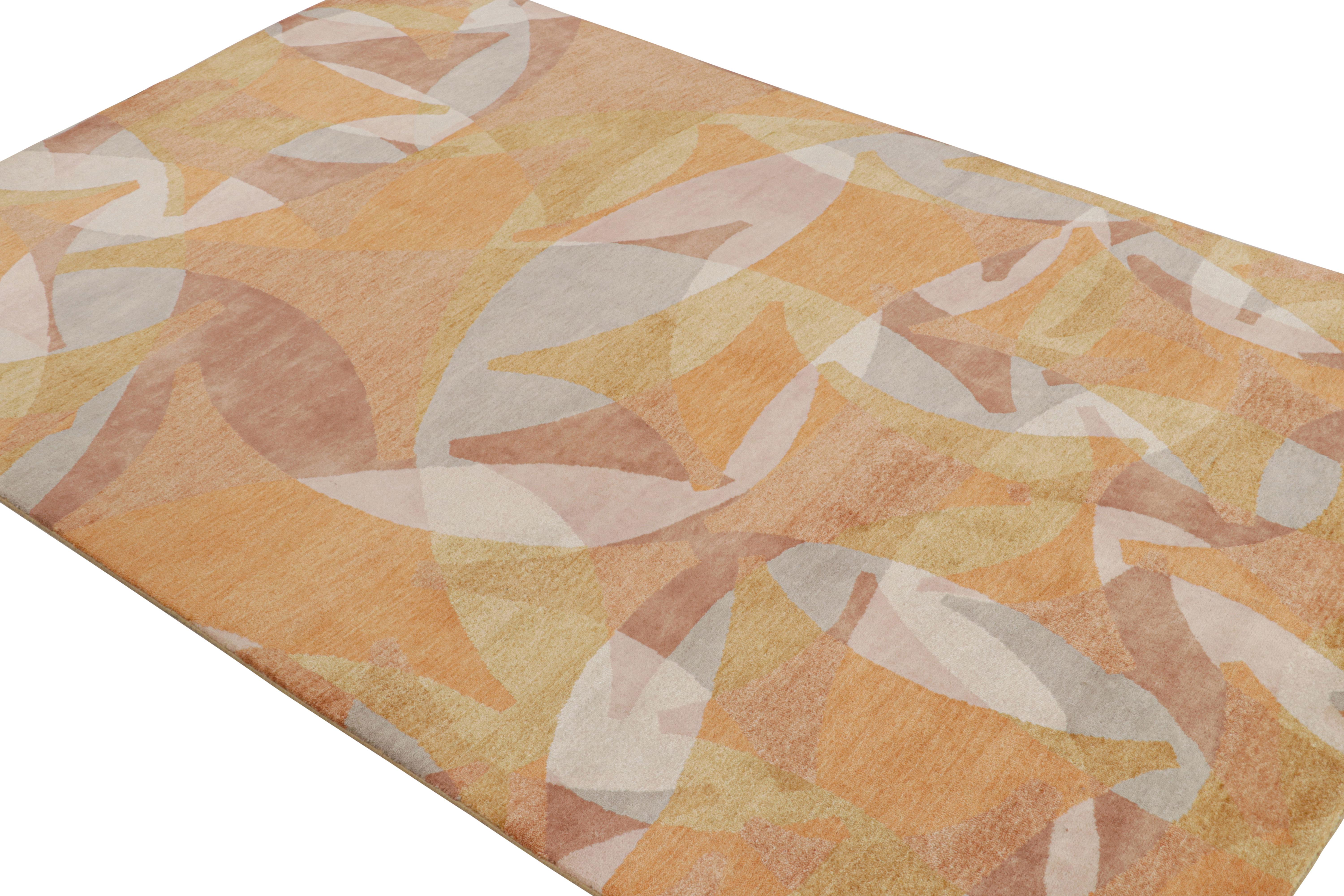 Annodato a mano in lana, seta naturale e filati esotici, questo tappeto 6x9 rappresenta la collezione di tappeti Mid-Century Modern di Rug & Kilim. Il suo design è caratterizzato da dettagli nitidi e colori caldi, con motivi geometrici in stile all