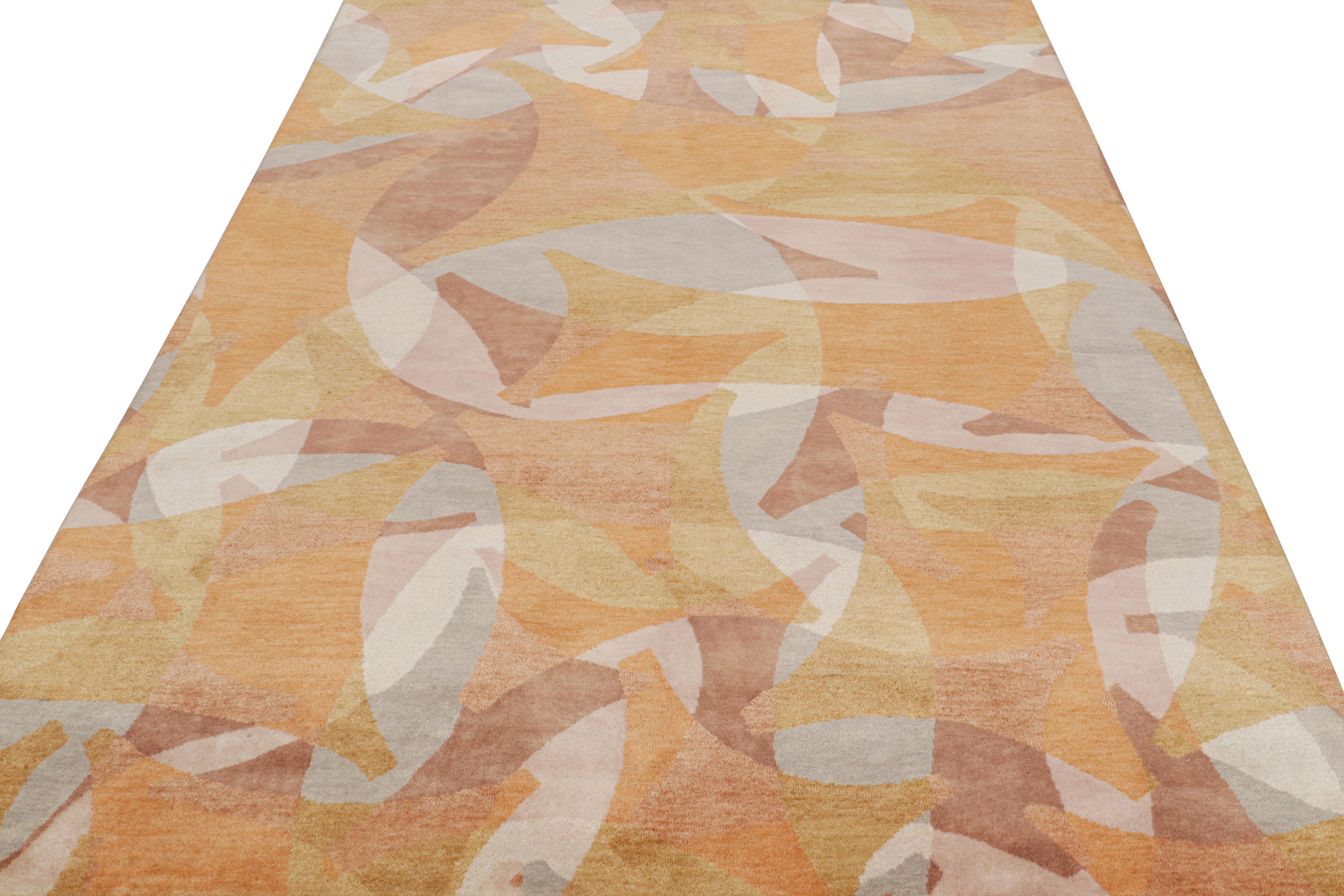 Moderno Rug & Kilim è un tappeto in stile Mid-Century Modern in ambra-oro con motivo geometrico in vendita