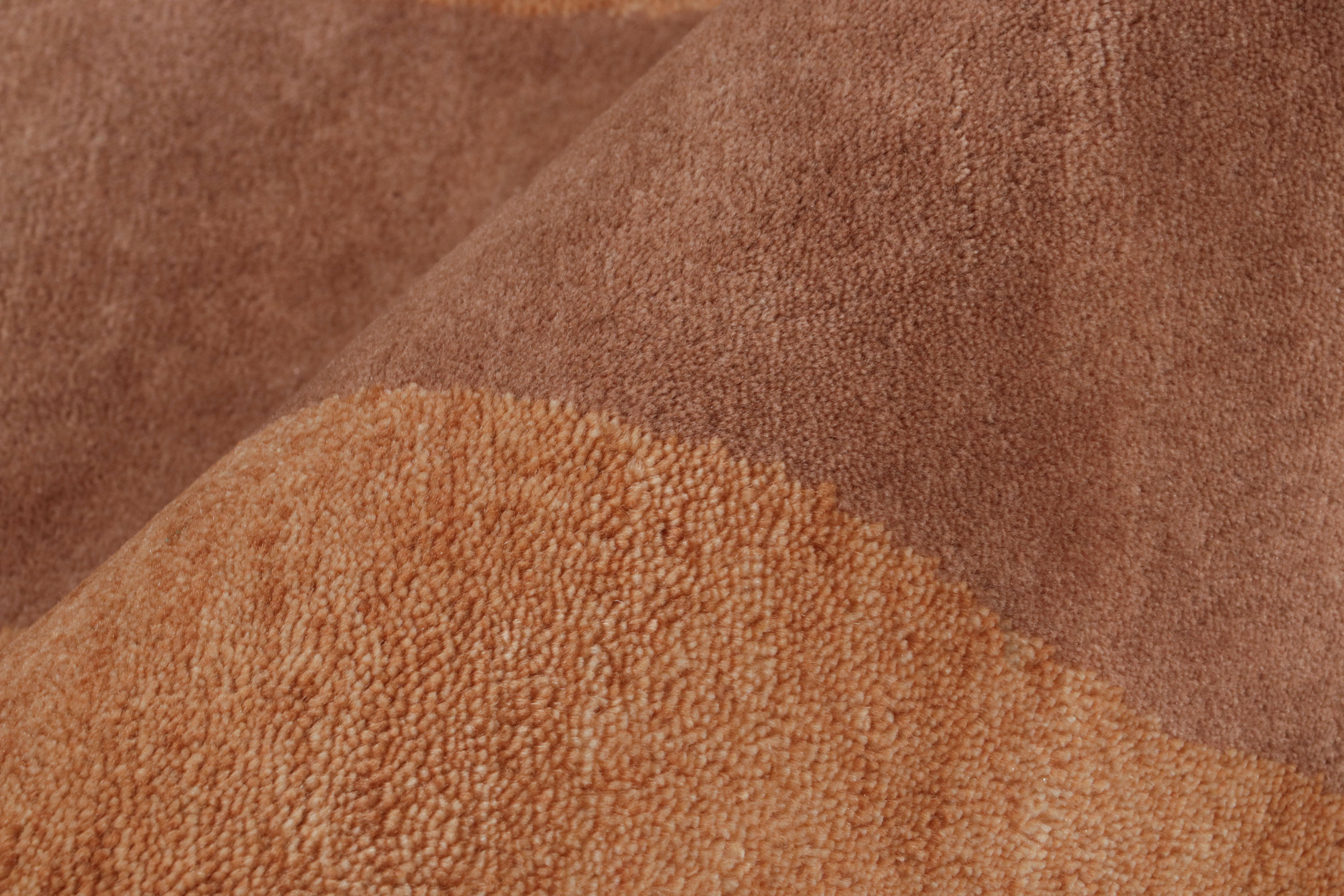 Rug & Kilim's Mid-Century Modern Style Teppich in Bernstein-Gold mit geometrischem Muster (Handgeknüpft) im Angebot